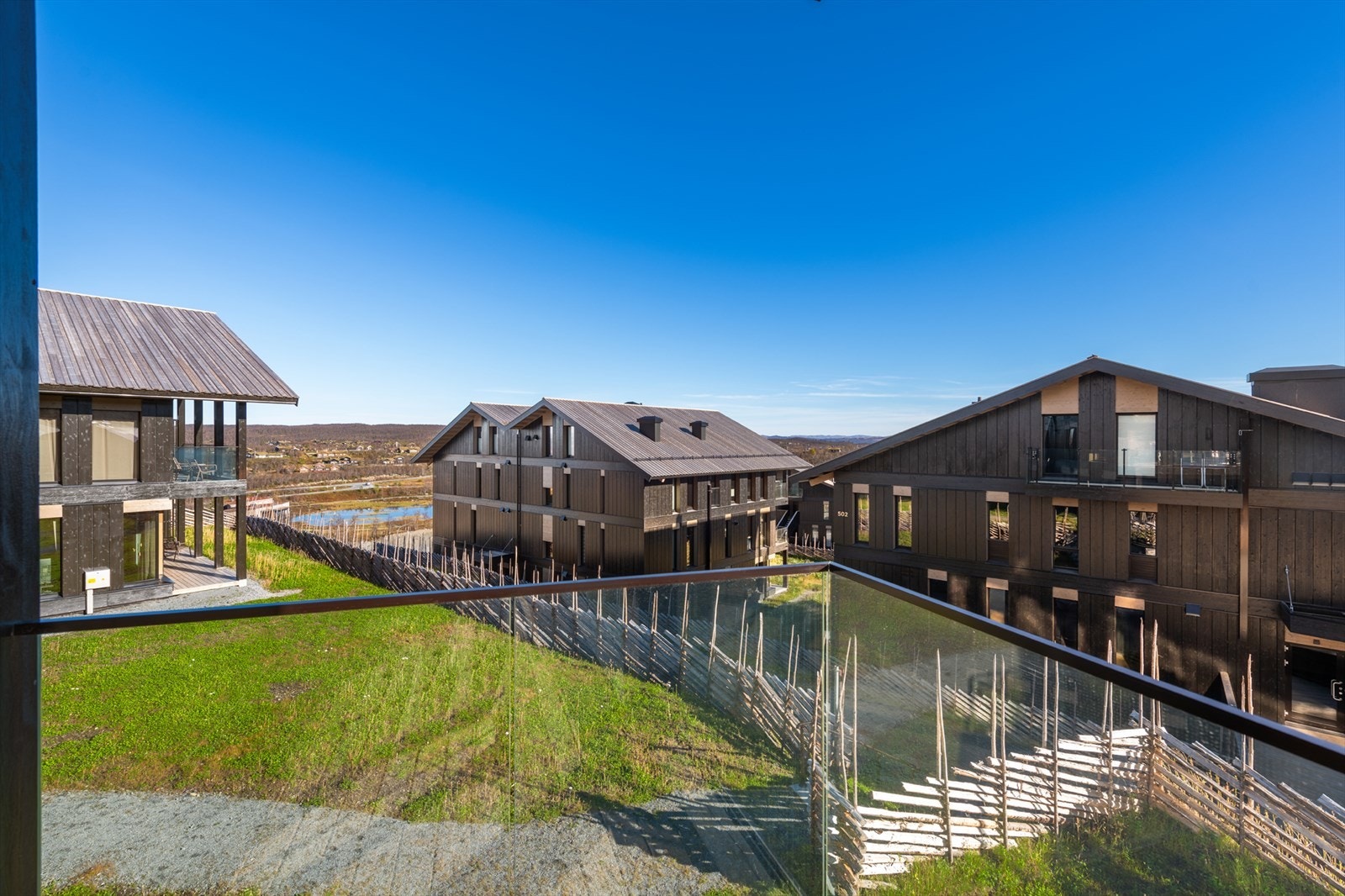 Utsikt mot tunet fra leilighet i annet bygg. Foto: Terje Bjørnsen, Geilo Galleribilde