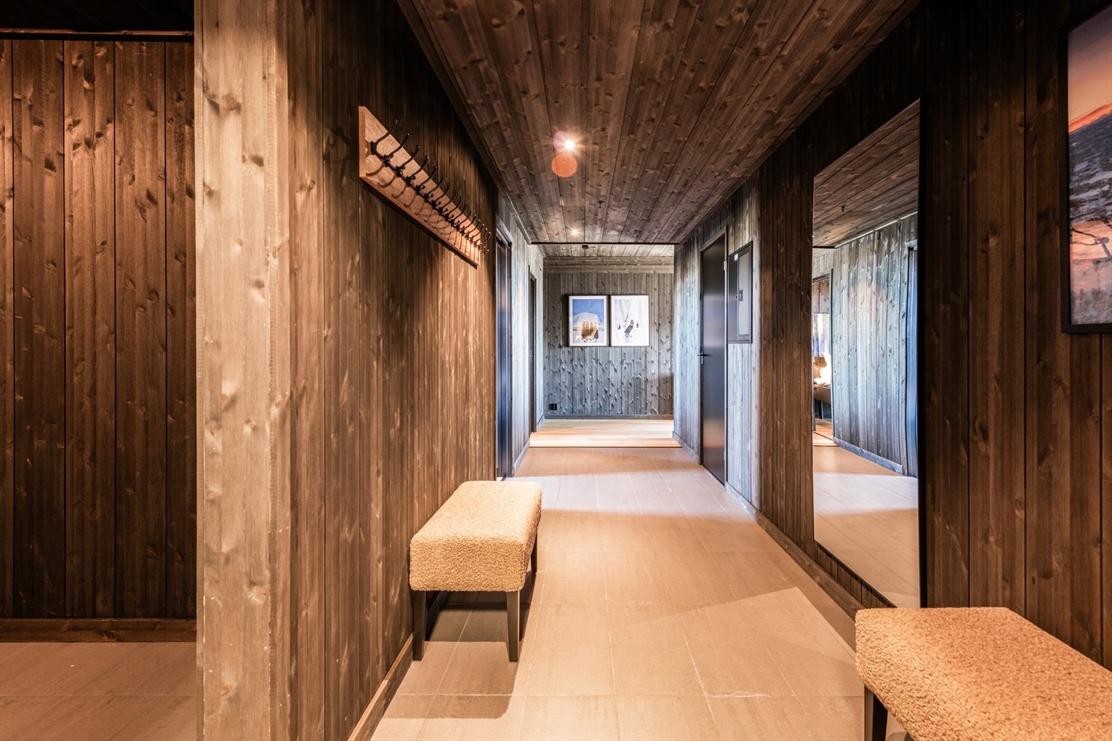 Velkommen inn! Romslig entre med god garderobeplass og egen bod. Foto: Terje Bjørnsen, Geilo Galleribilde