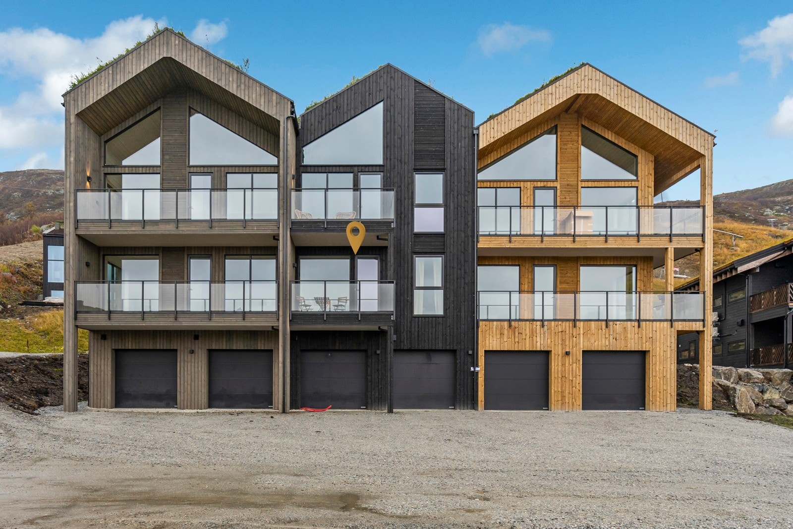 Bygget inneholder 6 leiligheter, garasjer og boder. Galleribilde