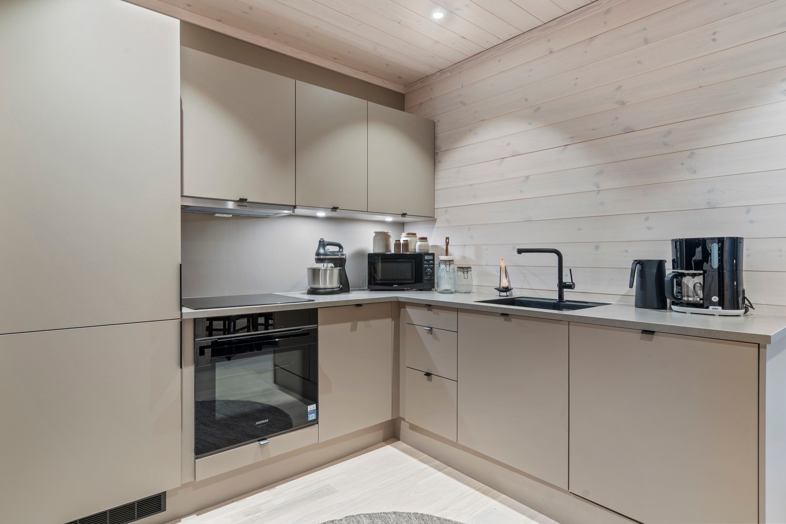 Kjøkkenet, levert av HTH og av modell Stockholm, er et perfekt valg for de som ønsker et innbydende kjøkken med varme fargetoner. Galleribilde