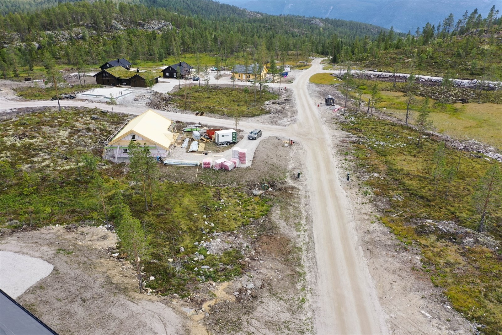 Tomten ligger sør/vest og har gode solforhold Galleribilde