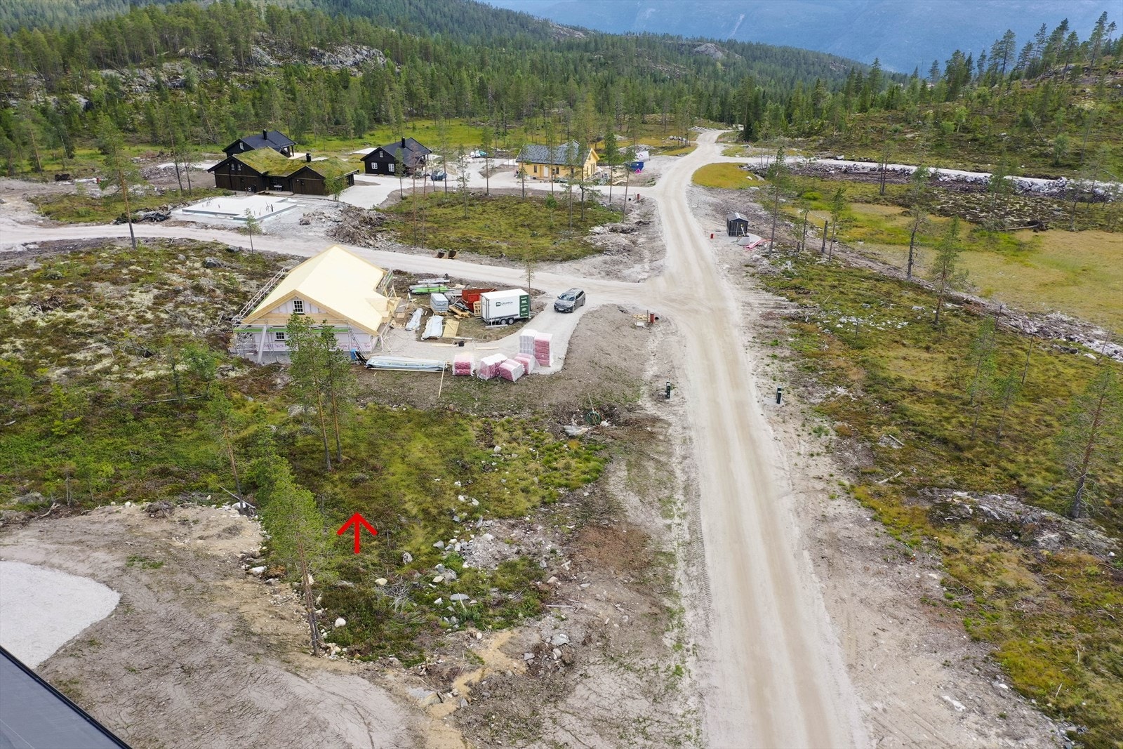 Tomten ligger sør/vest og har gode solforhold Galleribilde