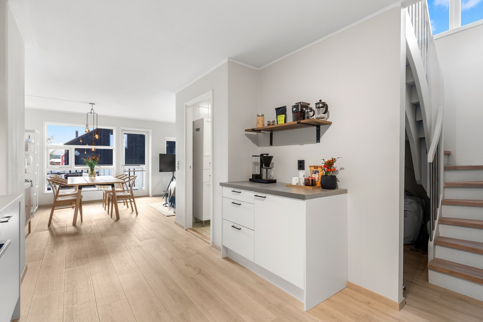 Kjøkkenet har praktisk utforming som gir godt med skap- og benkeplass. Standarden er høy med overflater og innredning vurdert til TG1 av takstmann. Galleribilde