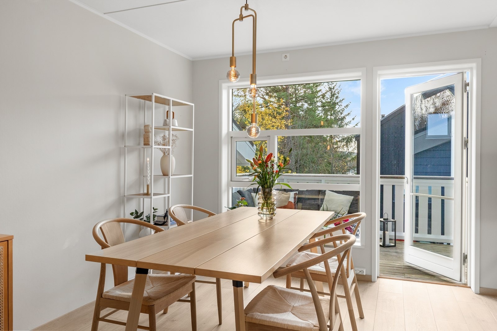 Fra stuen har du adkomst til sørvestvendt balkong med et areal på 5,5 m². Galleribilde