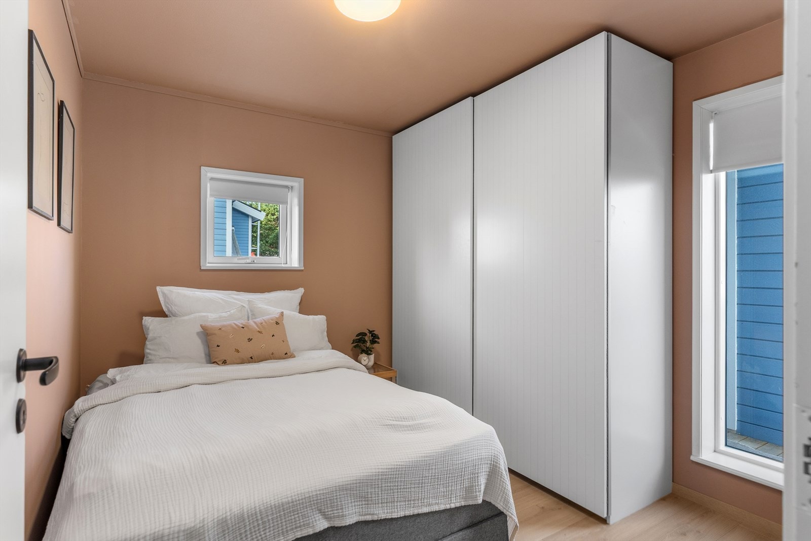 Soverom nummer to har et areal på 8,5 m², med plass til dobbeltseng og garderobeløsning. Galleribilde