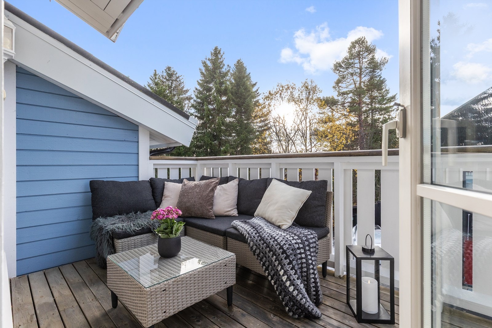 Her sitter du skjermet og kan nyte utmerkede solforhold. Selger opplyser at de sommerstid har sol fra ca. 10-21 på balkongen. Galleribilde