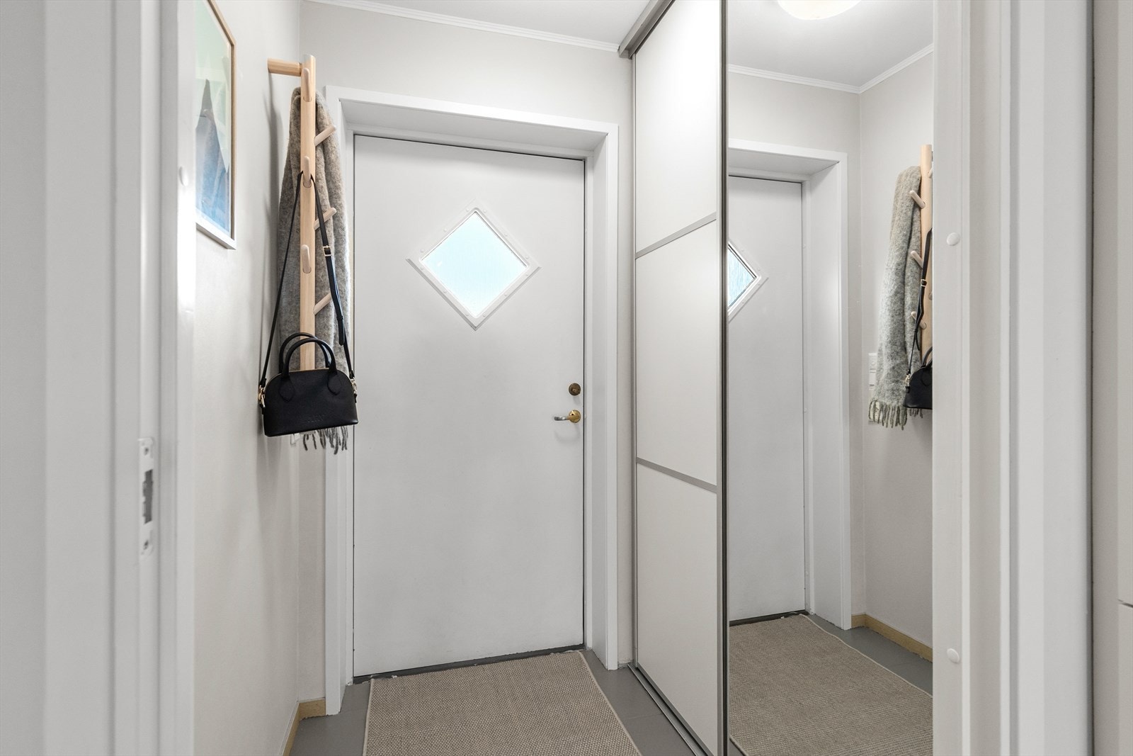 Like utenfor inngangsdøren finner du en praktisk utvendig bod med et gulvareal på 5 m² og stikkontakt. Galleribilde