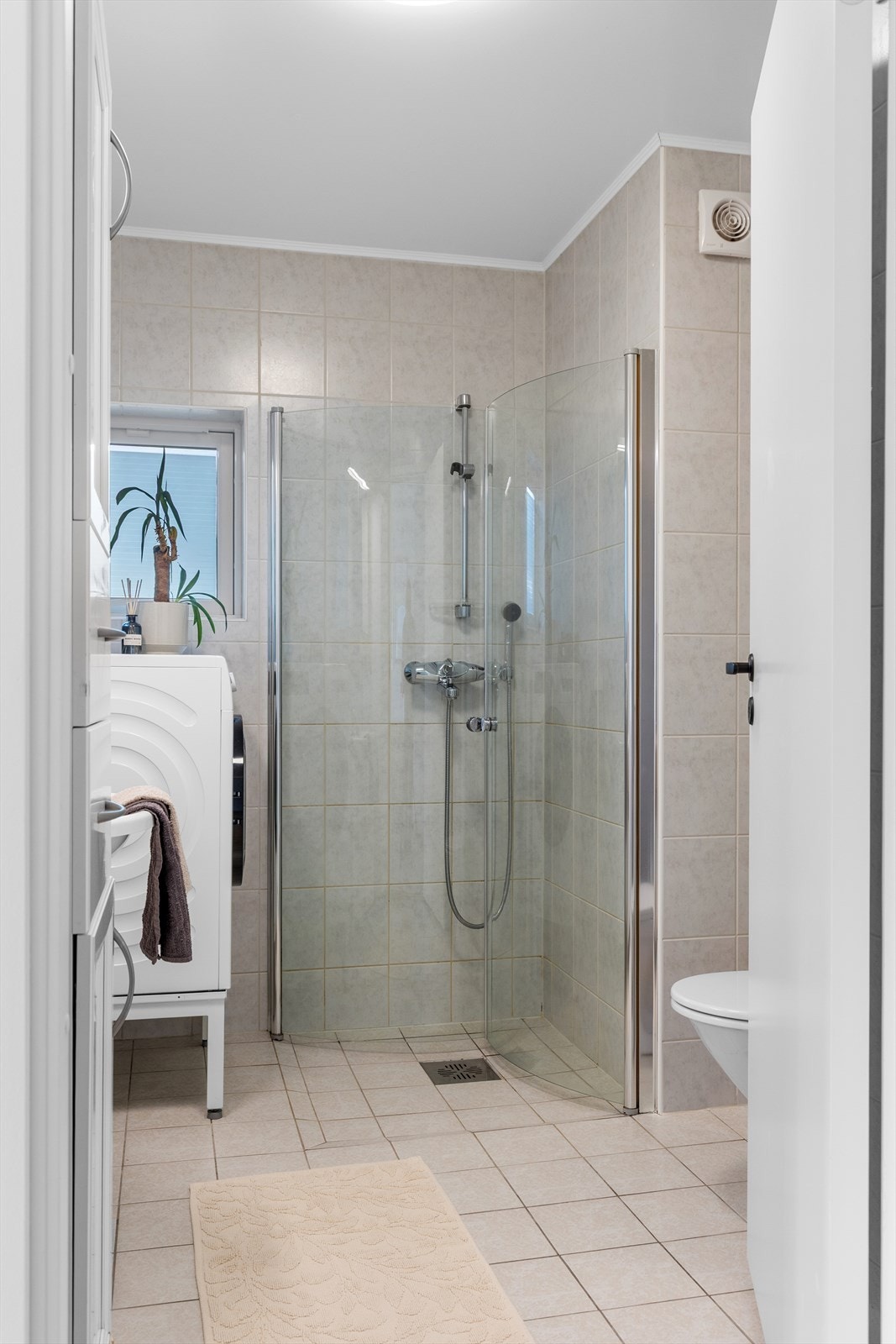 Badet er innredet med fliser på gulv og vegger og måler 4,5 m². Takstmann har ved hulltaking ikke registrert noe fukt. Galleribilde