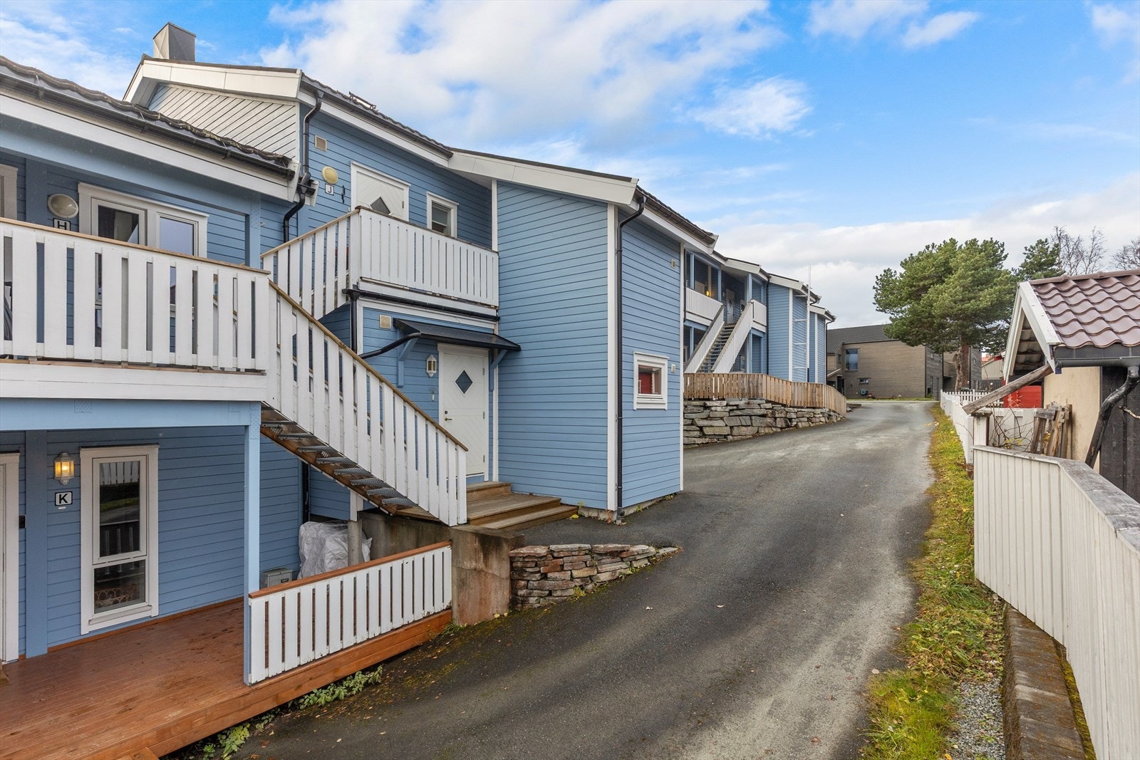 Med leiligheten følger det fast parkeringsplass med elbillader i p-kjeller. Galleribilde