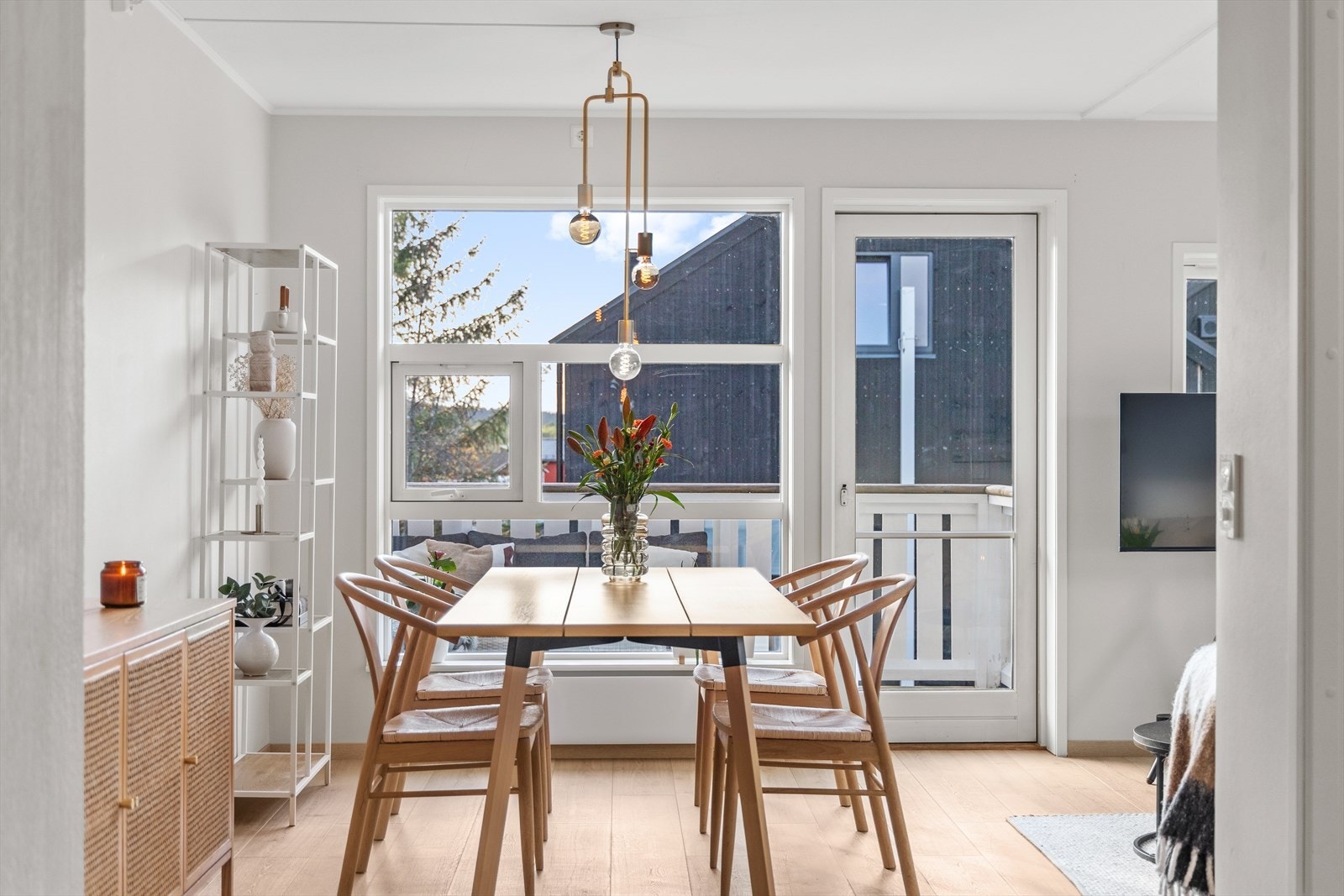 Leiligheten har et totalt areal på 68 m² BRA-i, med en godt utnyttet planløsning og praktisk lagring i kneloft og bod like utenfor inngangsdøren. Galleribilde