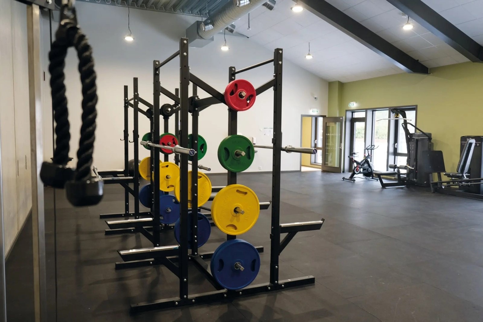 Innenfor få minutters gange finner du Myrahallen med treningsrom og idrettsplass, matbutikk, kollektivtransport, skole, barnehage og Bymarka. Galleribilde