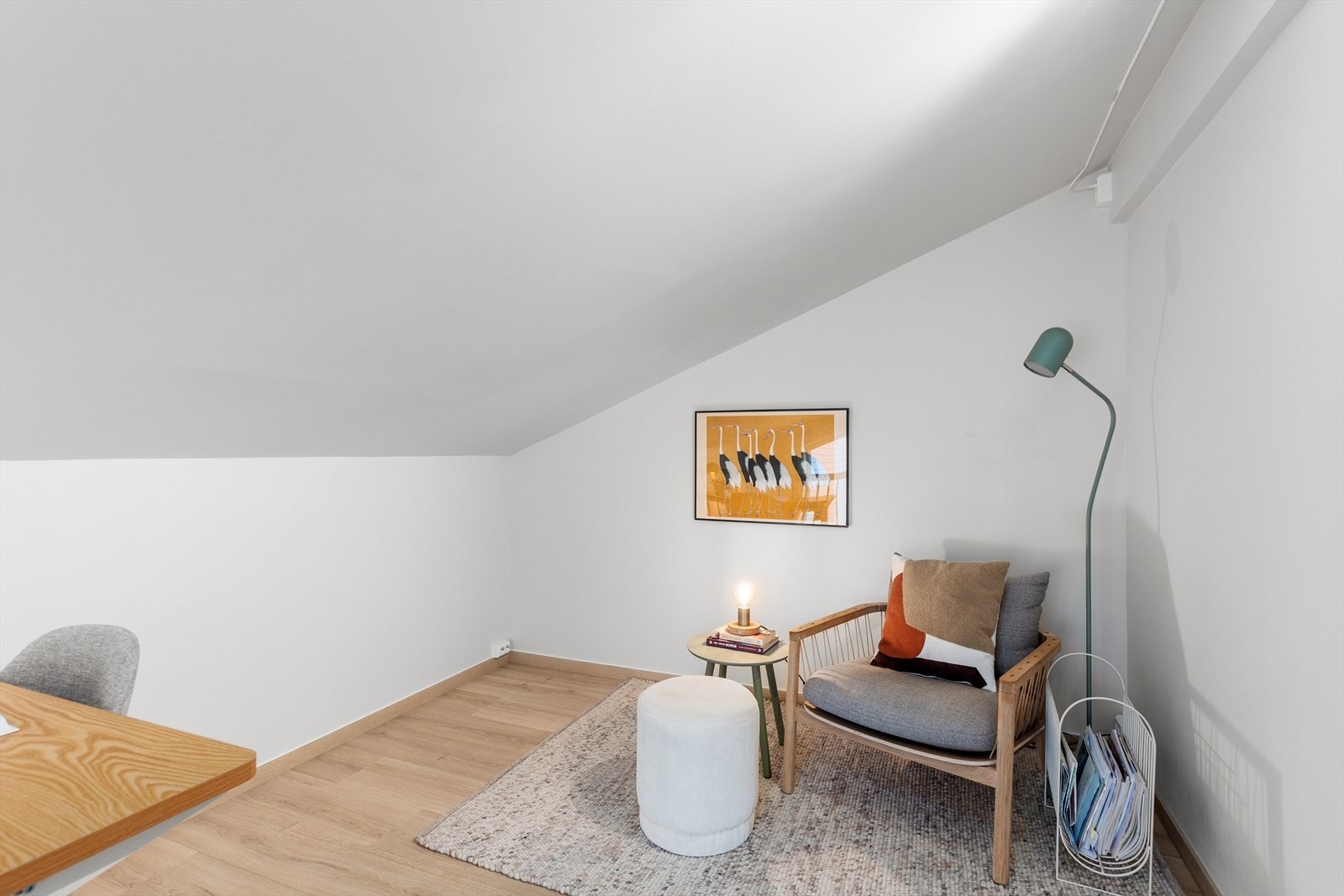 På loftet, som har et totalt gulvareal på 29 m², er det etablert soverom og en praktisk plass for hjemmekontor. Galleribilde