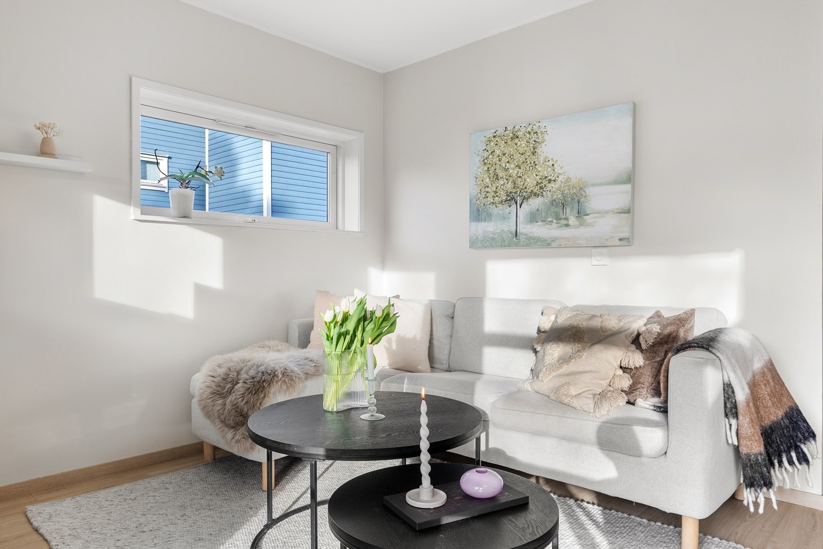 Deler av stuen har tidligere vært benyttet som et soverom, men nåværende eier har fjernet veggen til fordel for en større stue. Galleribilde