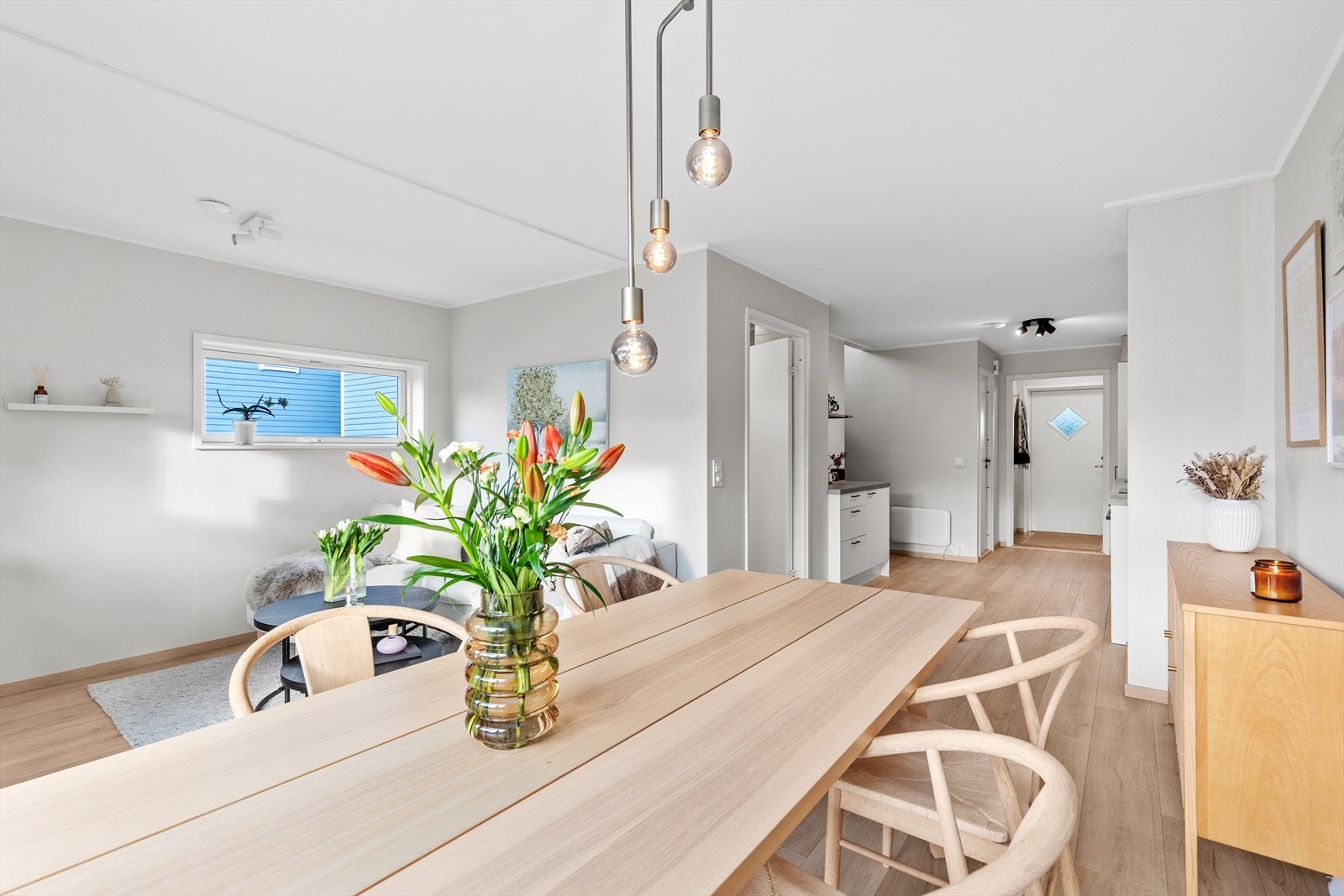 Stue og kjøkken ligger i delvis åpen løsning på hele 31 m². Galleribilde