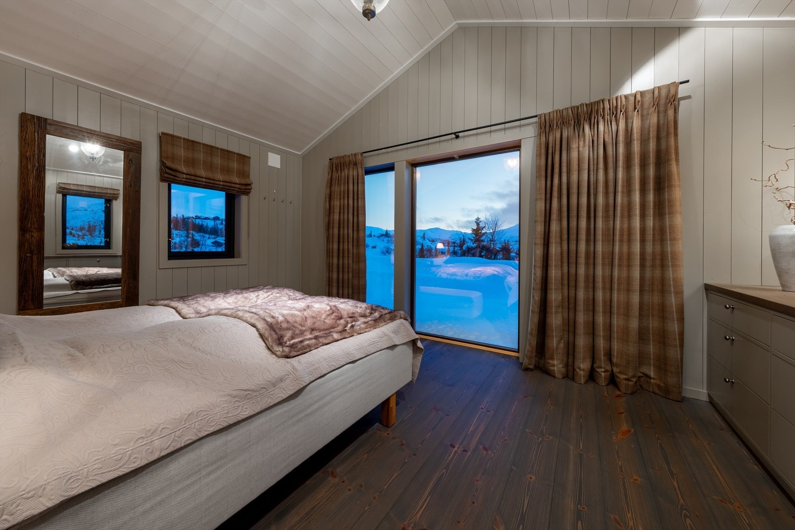 Soverommet har store vindusflater som gir en lun og romslig følelse Galleribilde