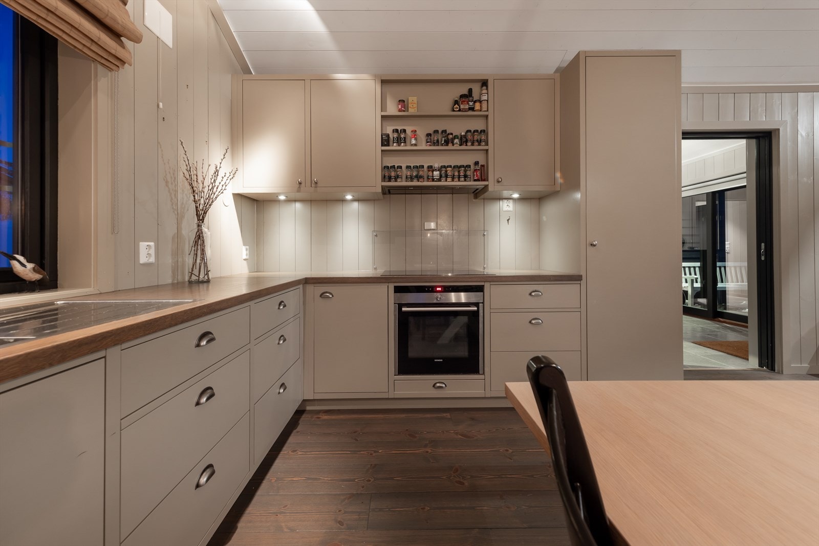 Stort og praktisk kjøkken med rikelig skap -og benkeplass Galleribilde