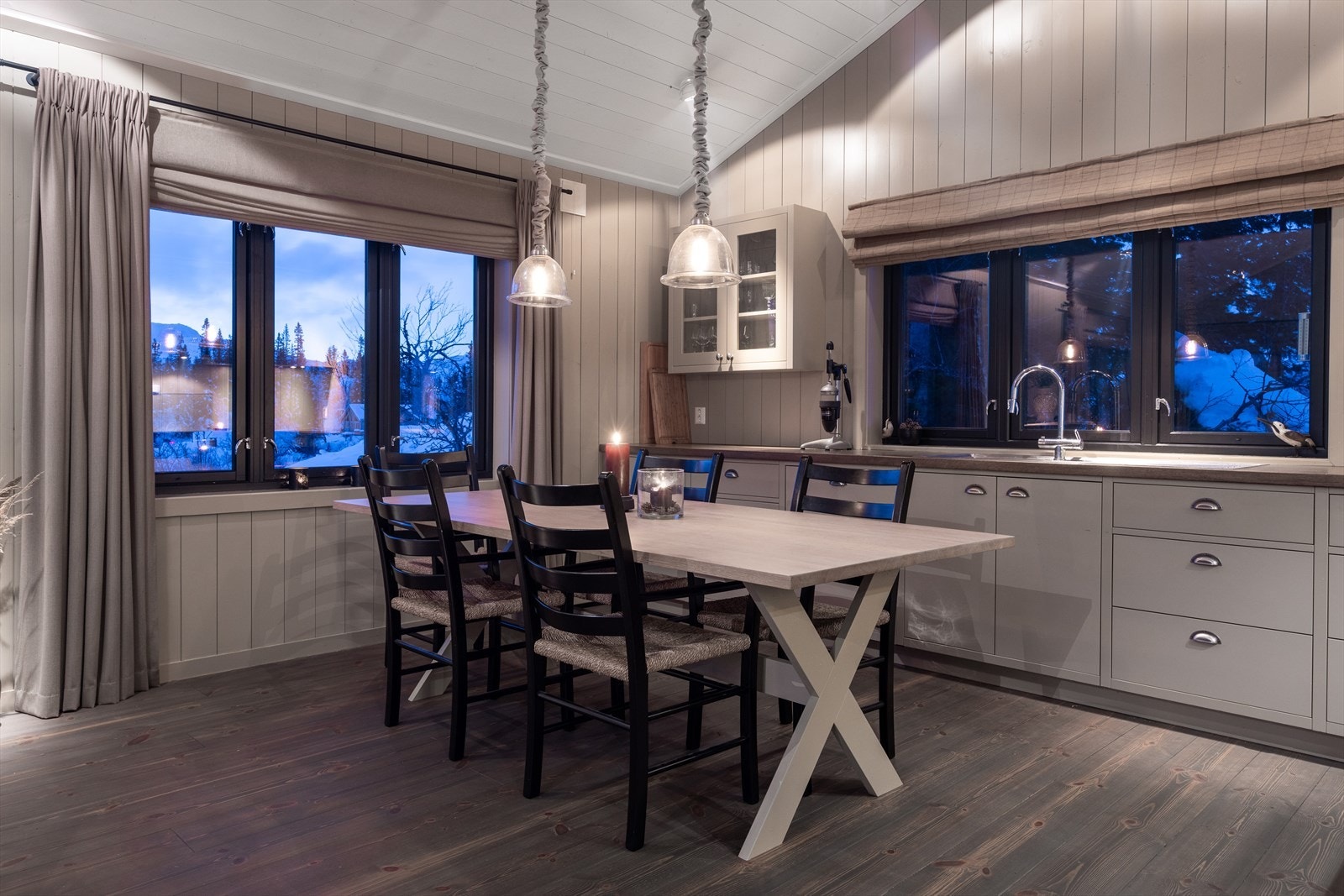 På kjøkkenet er det god plass til spisegruppe med plass til hele familien Galleribilde