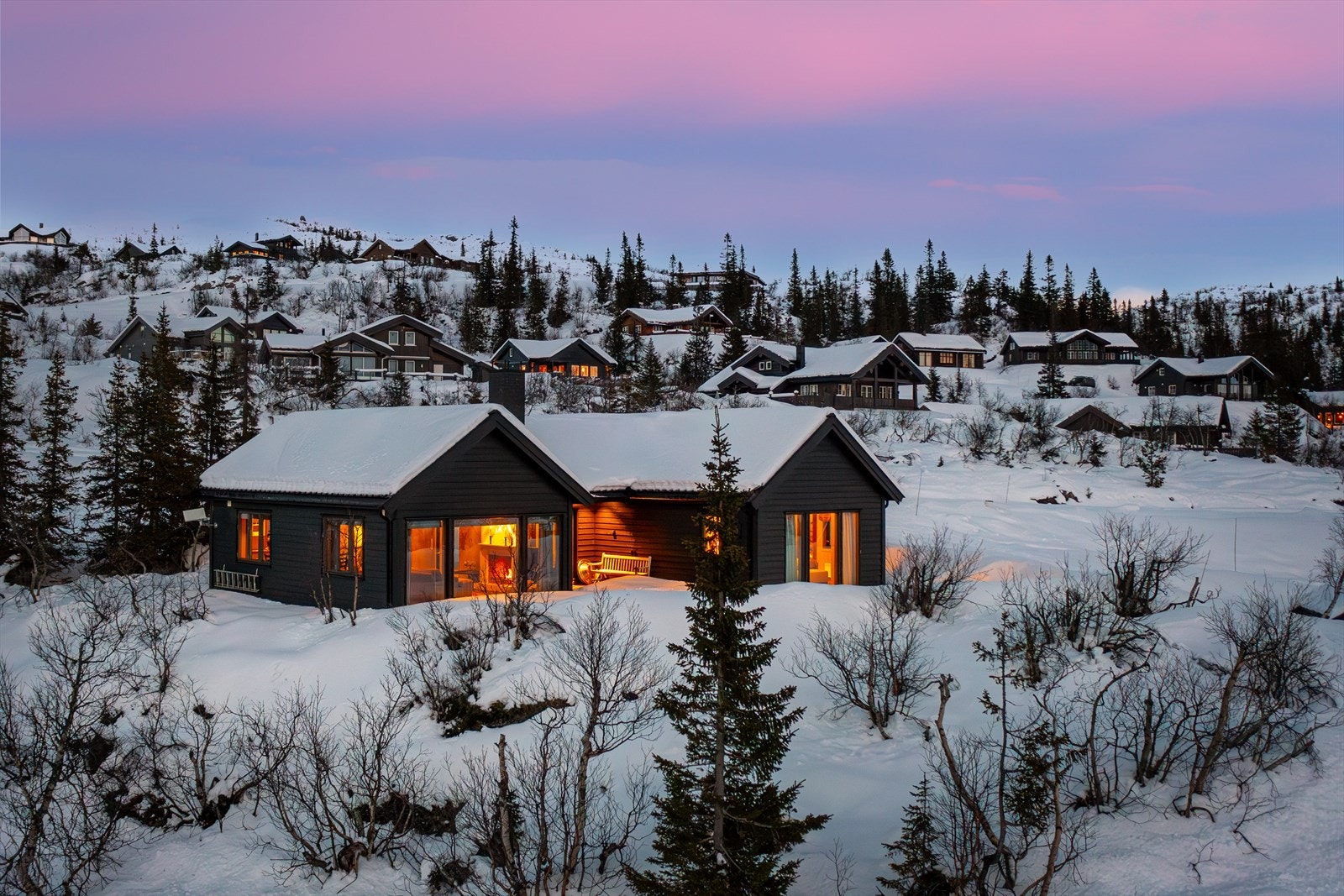 Velkommen til Rabbevegen 3 - en flott og famillievennlig hytte fra 2015 på Høgevarde. Foto: Henrik Strømstad Galleribilde