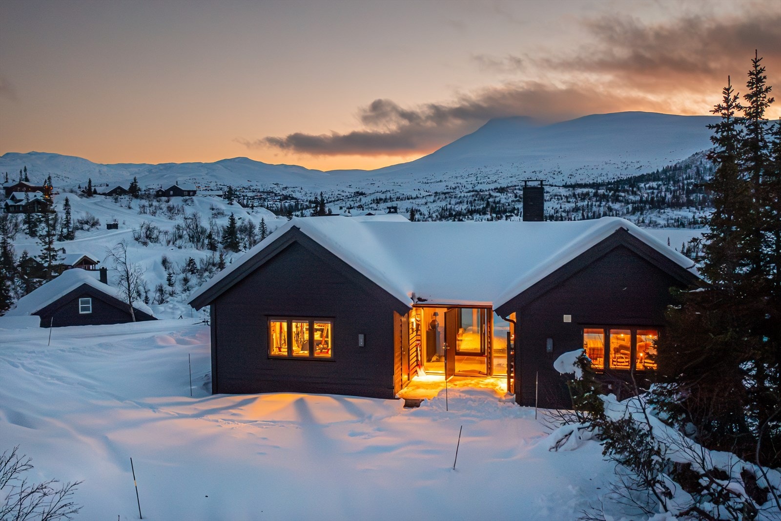 Hytta har en stor tomt med plass til flere biler Galleribilde
