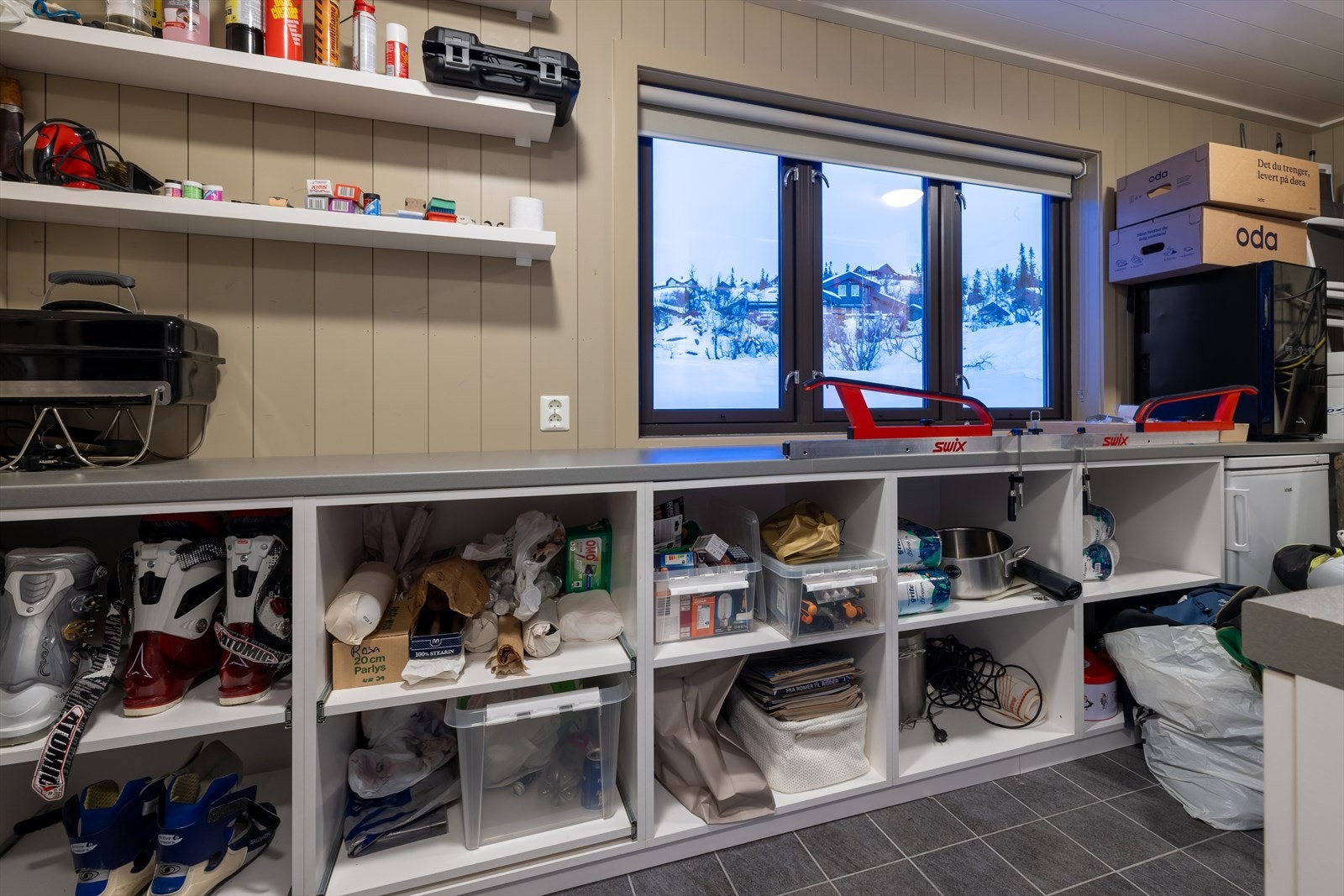 Vaskerommet er kombinert med eget skap, benk og skipreppeområde - perfekt for både hverdag og friluftsliv Galleribilde