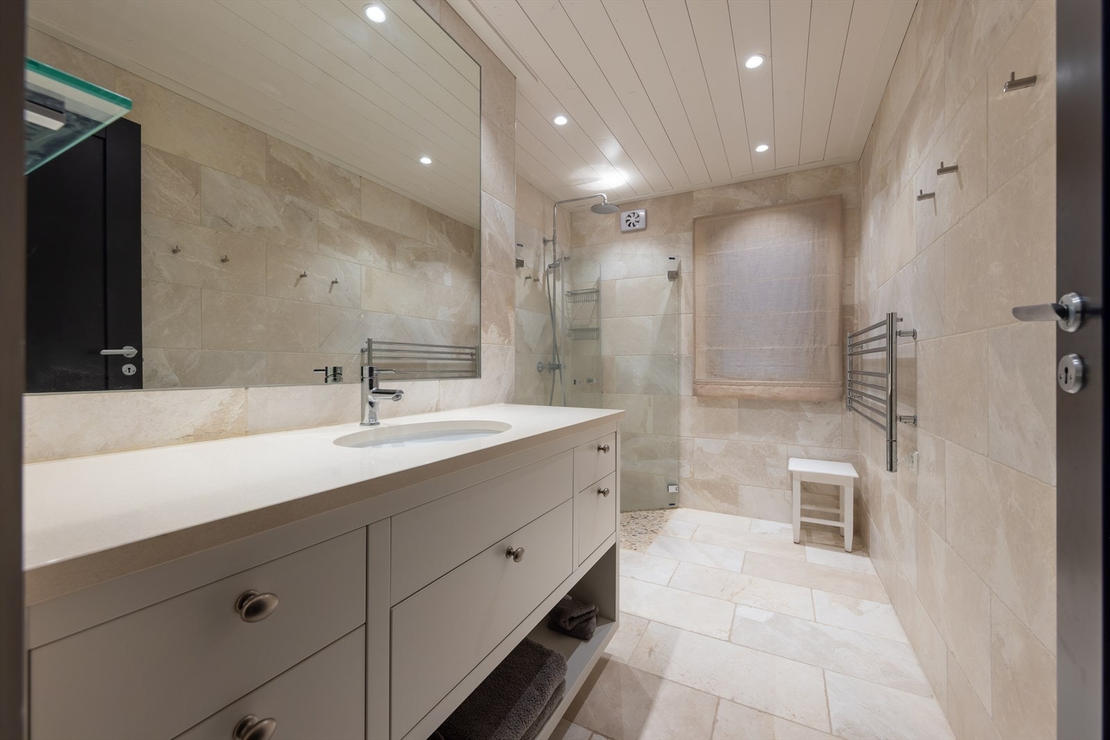 Lyst og moderne bad med flis på vegg og flis på gulv Galleribilde