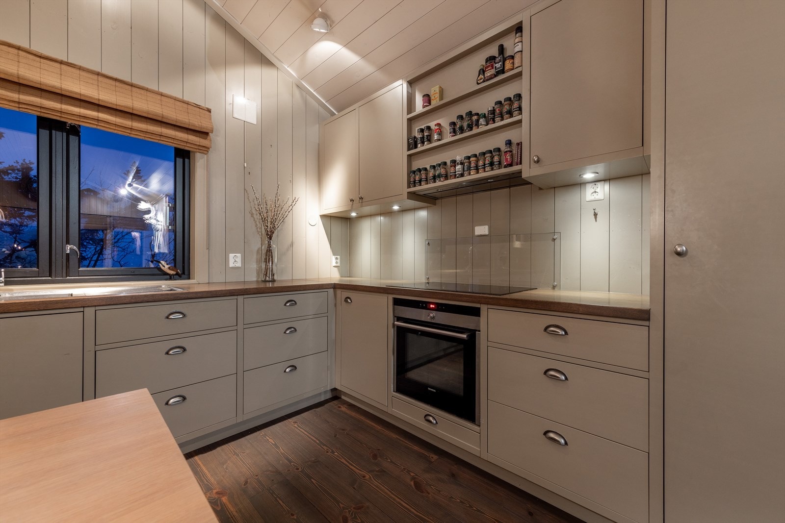 Kjøkkenet er innredet med mekanisk avtrekksvifte over stekesonen og opplegg for oppvaskmaskin Galleribilde