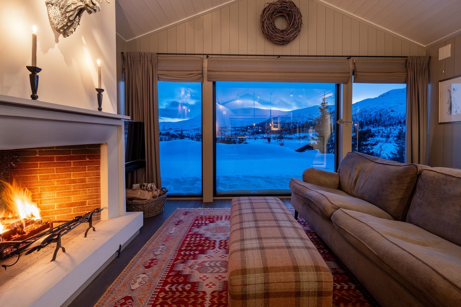 Hytta har store vindusflater med 2-lags isolerglass fra 2014 som slipper inn rikelig med naturlig lys Galleribilde