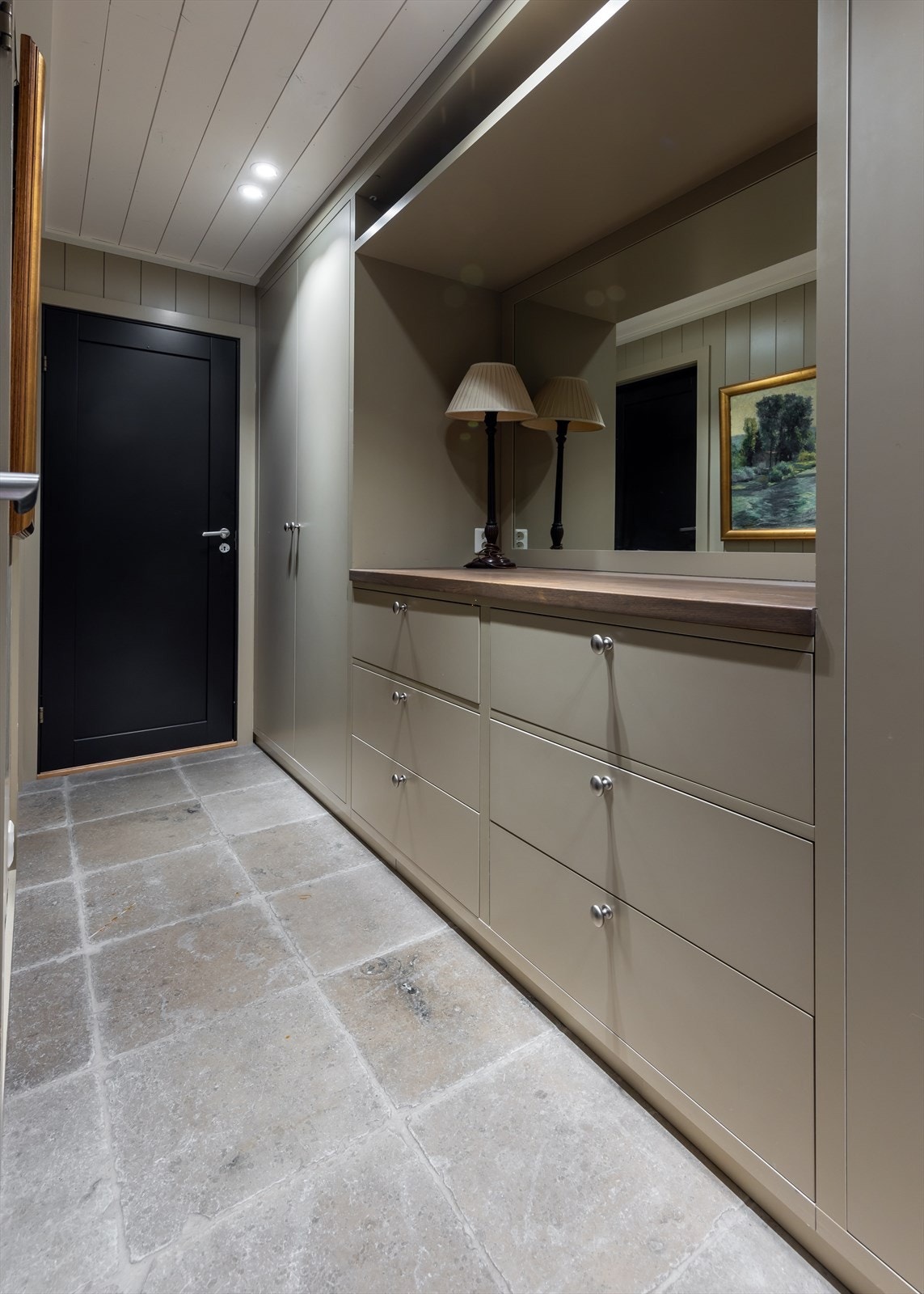 Garderobeløsningen gir ekstra lagringsplass og et ryddig inngangsparti til soverommene Galleribilde