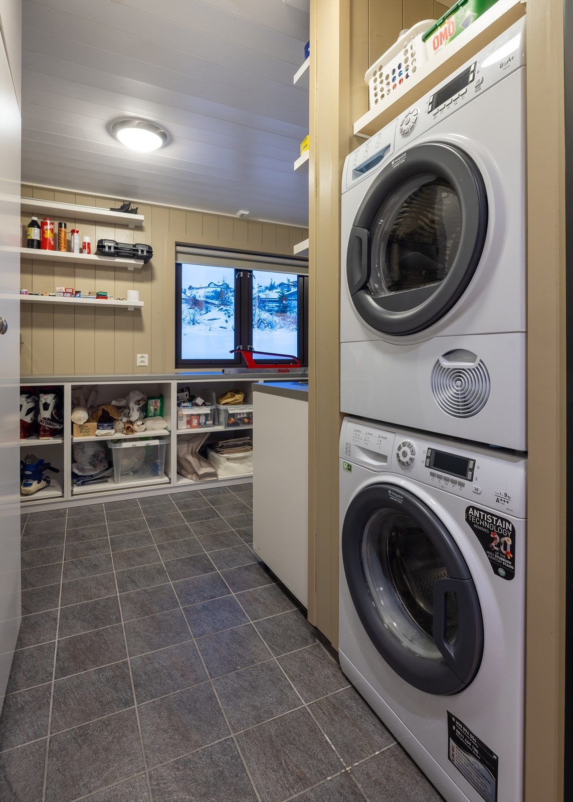 Romslig vaskerom med rikelig plass til både vask, tørk og oppbevaring Galleribilde