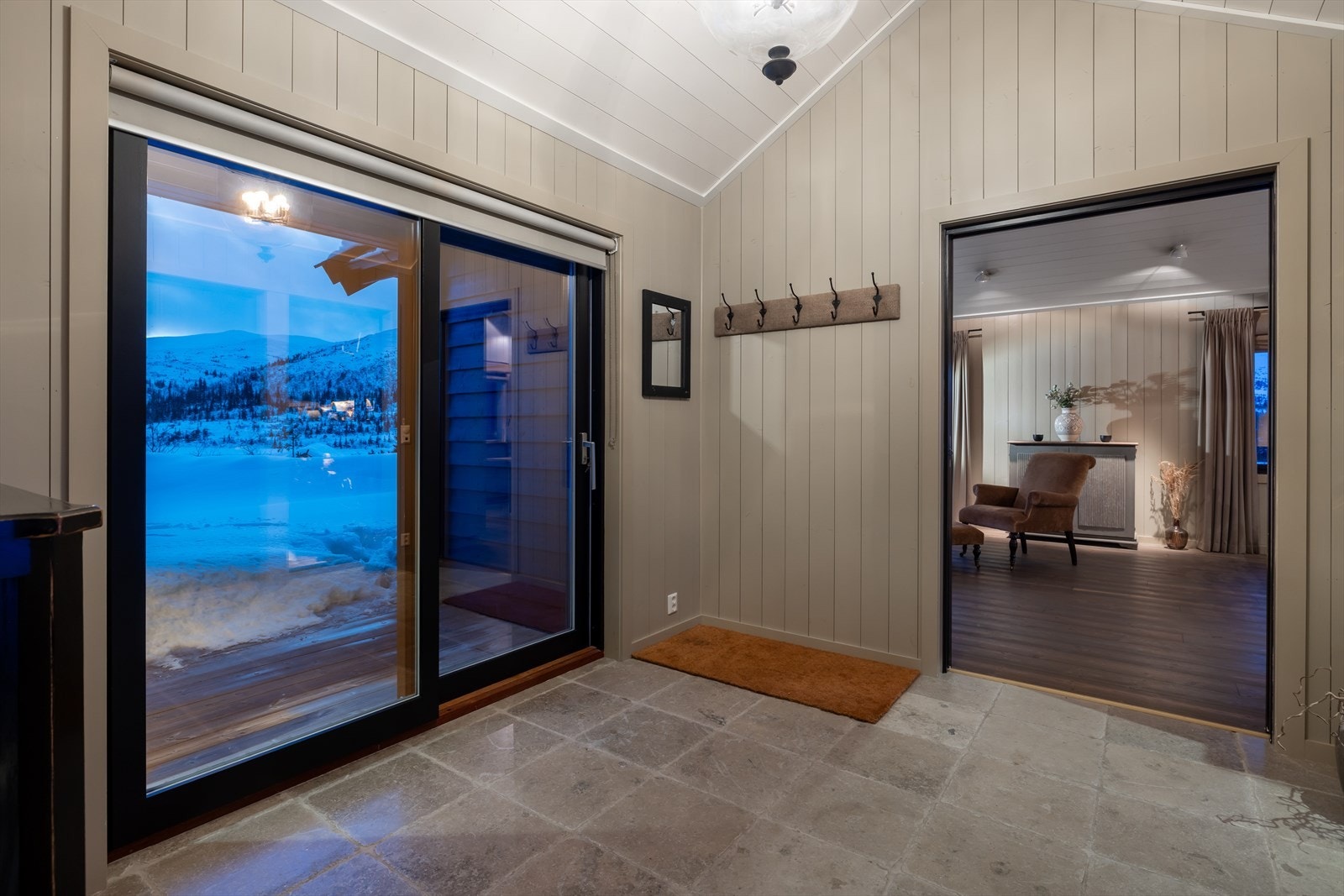 Adgang til 37 kvm sørvendt og 10 kvm nordvendt terrasse fra entré Galleribilde