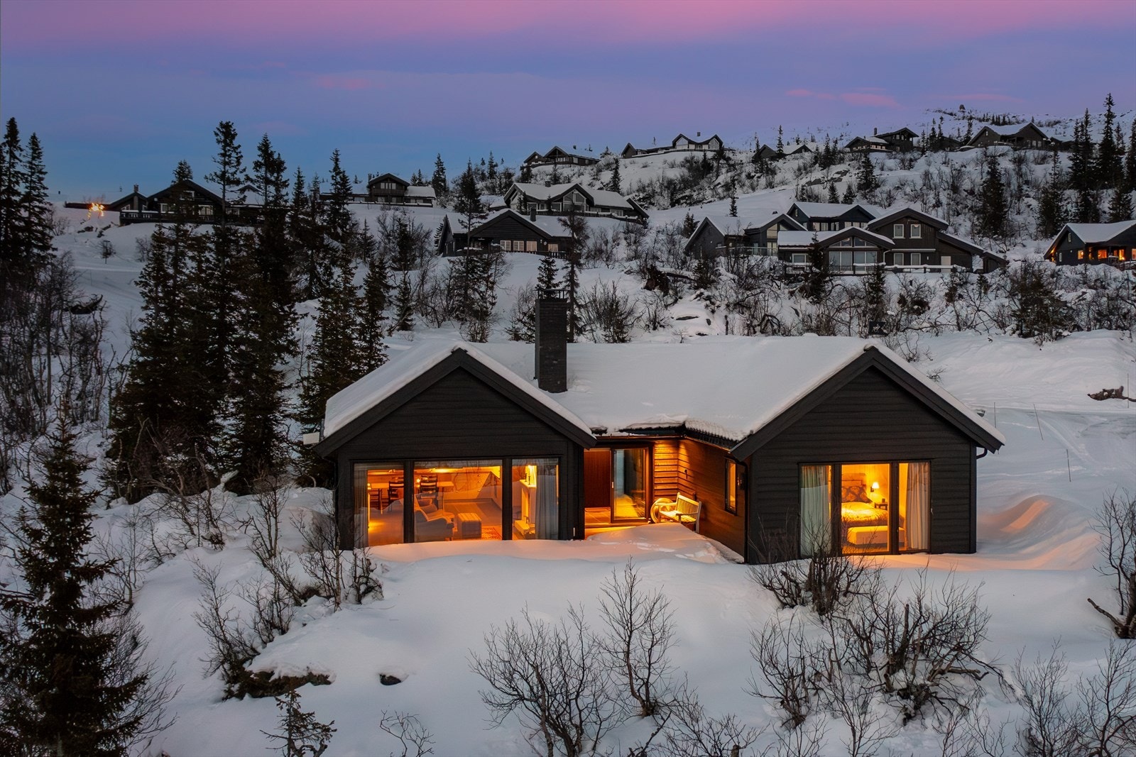 Beliggende på et høydedrag, 885 moh. Galleribilde