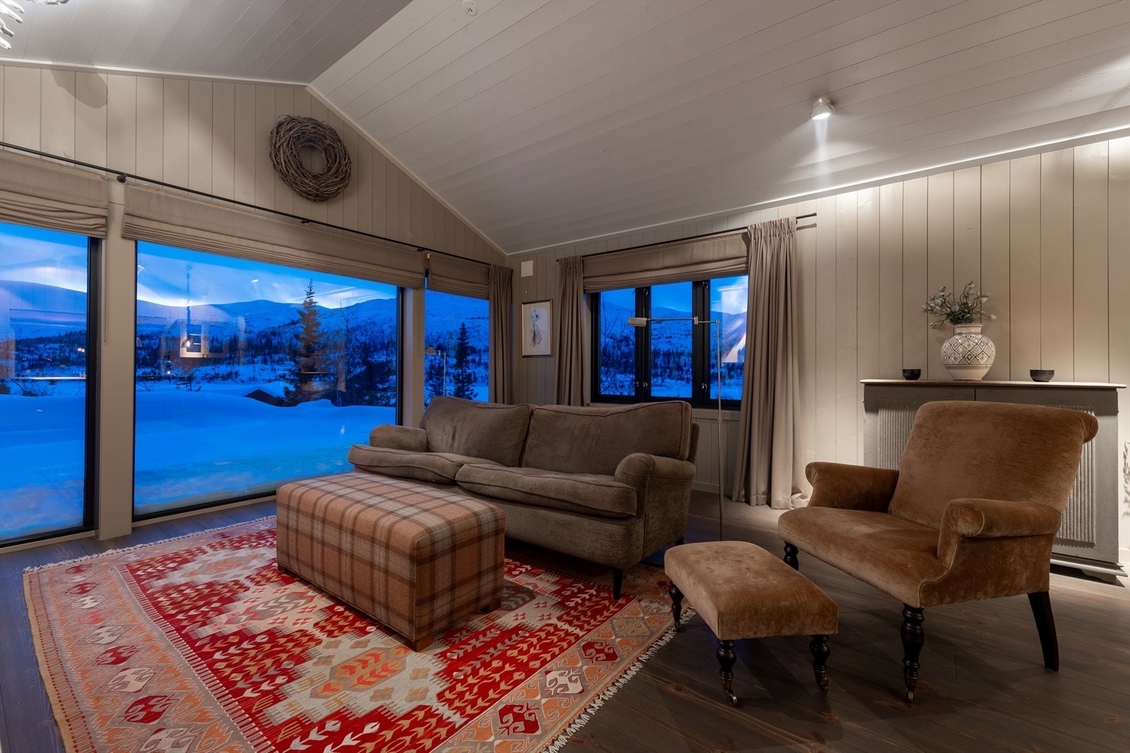 Innbydende stue med generøs takhøyde på 3,35 m Galleribilde