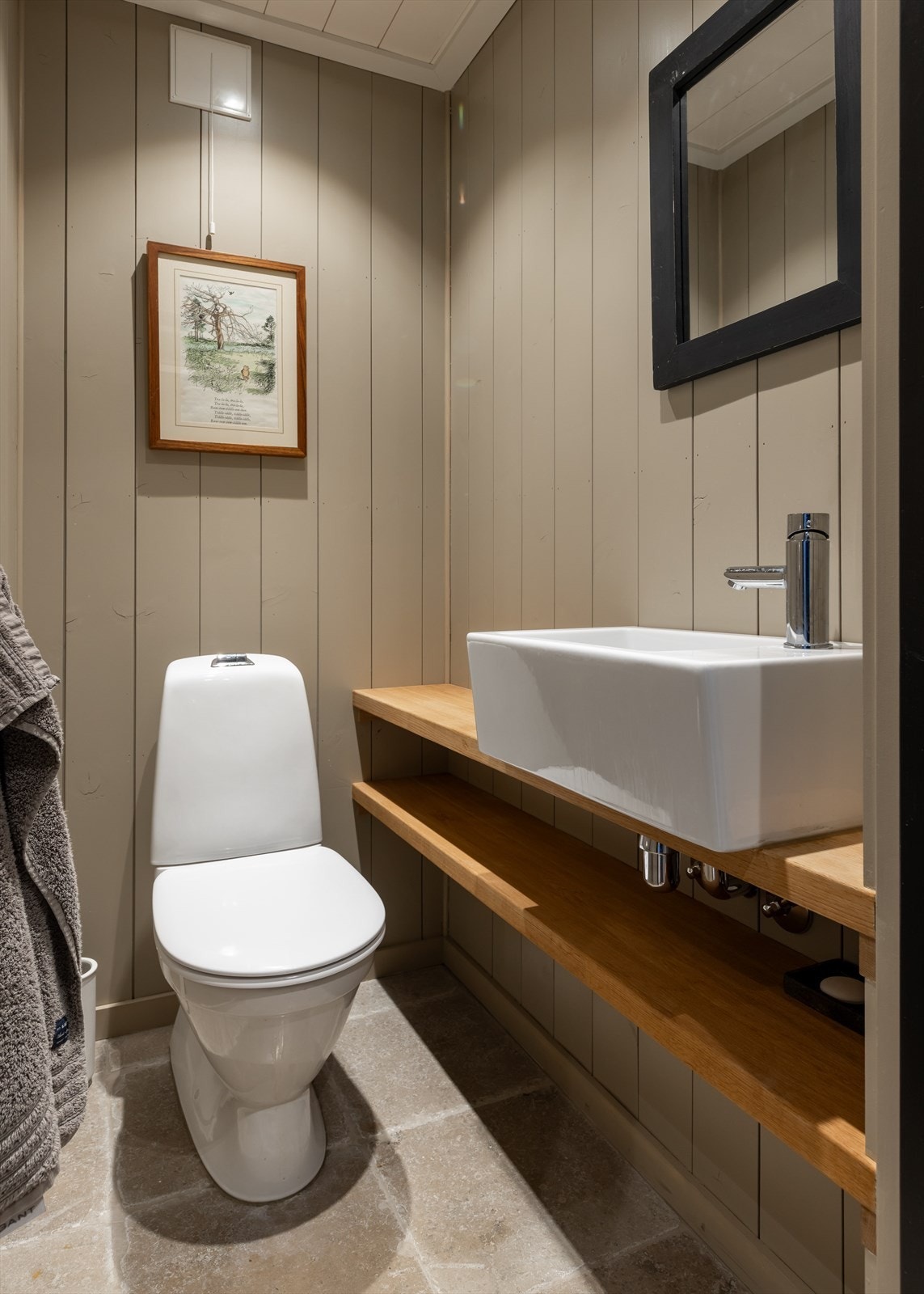 Separat toalettrom med gulvvarme. Utstyrt med naturlig avtrekk, wc og servant Galleribilde