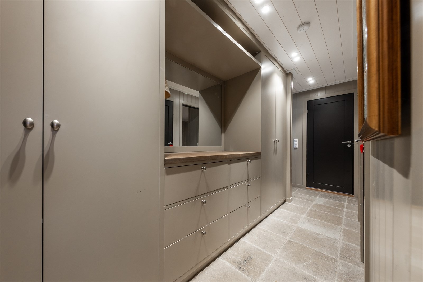 Praktisk garderobeløsning for optimal oppbevaring Galleribilde