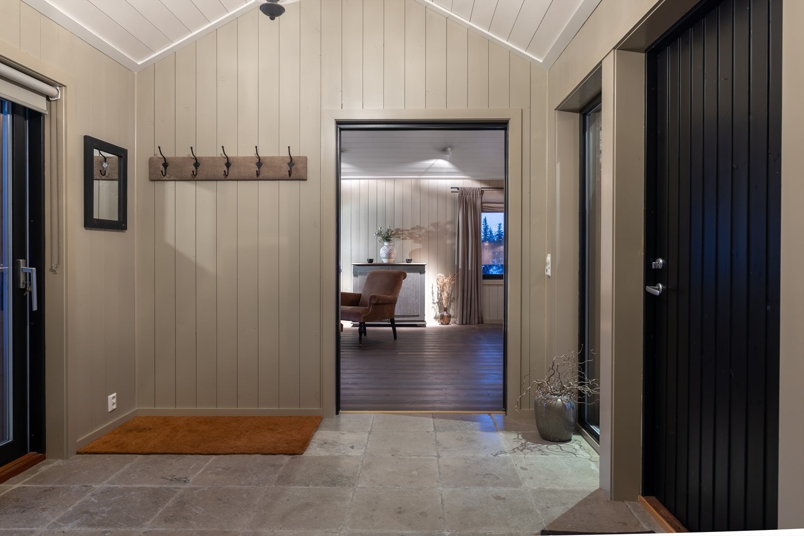 Romslig entrè med gulvvarme og god plass til oppbevaring Galleribilde