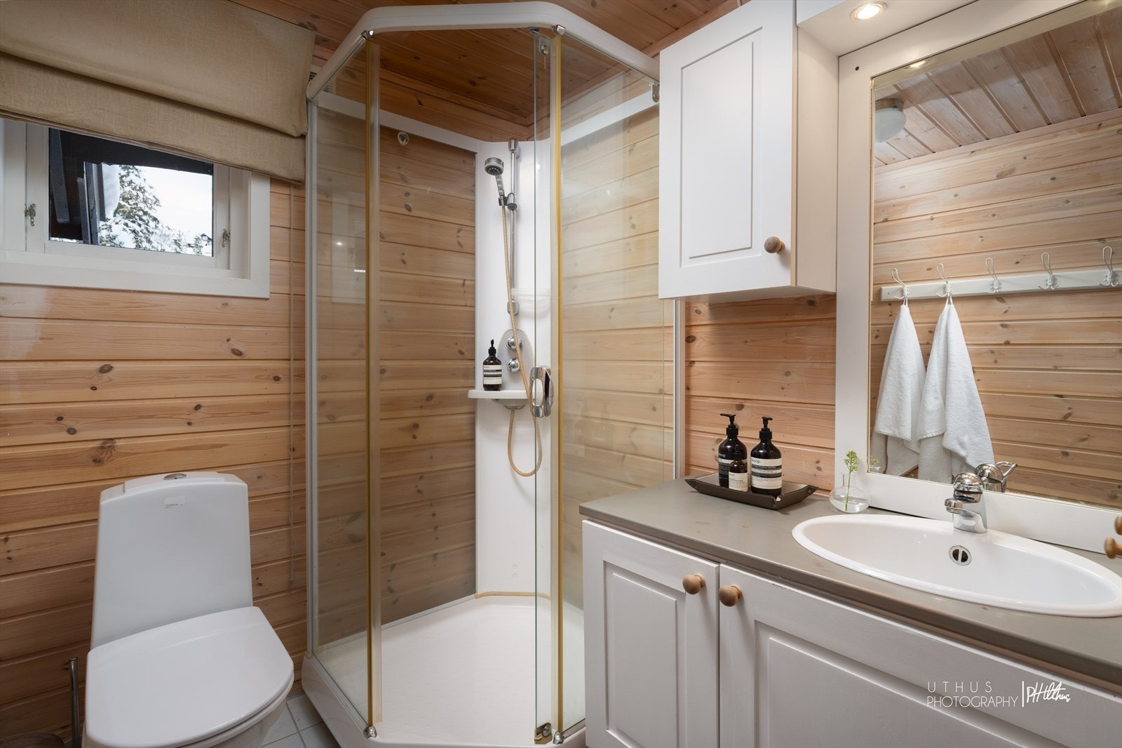 Baderom med behagelig gulvvarme og mekanisk avtrekk Galleribilde