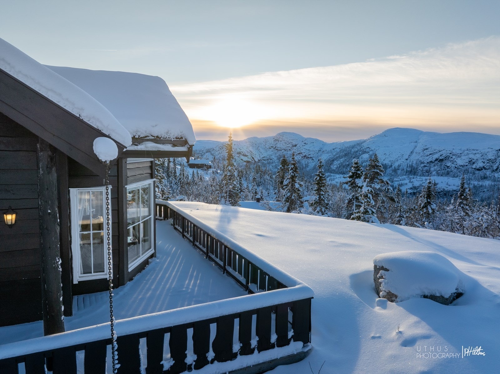 Tomten har optimale solforhold, fra morgen til kveld, og de siste solstrålene treffer terrassen ca. Kl. 22.30 ved midtsommer Galleribilde