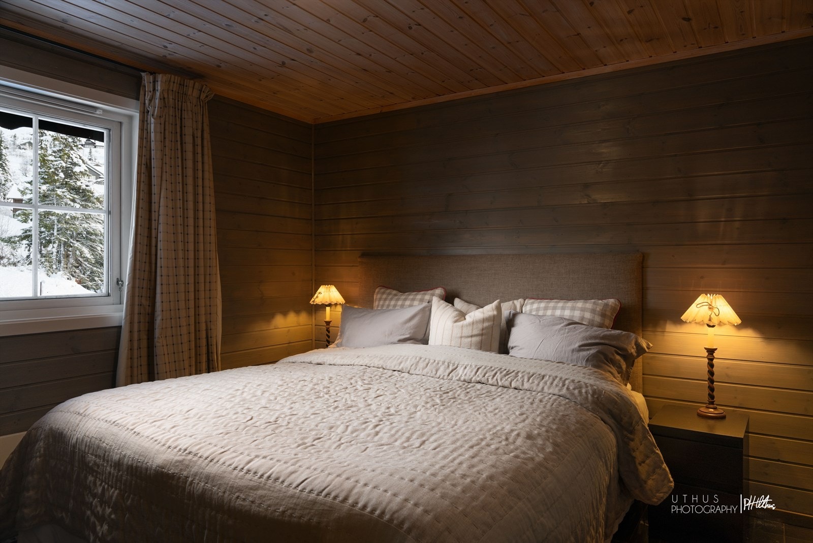 Herlig hovedsoverom med lune, mørkbeisete veggpaneler - her sover du godt Galleribilde