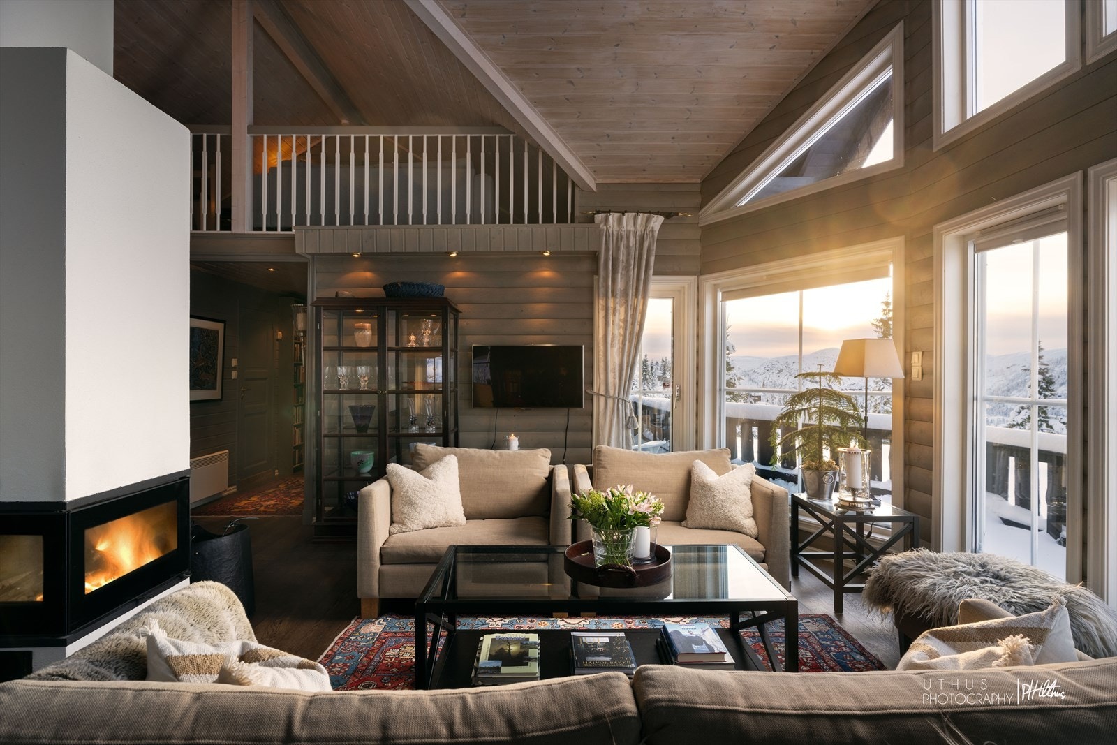 Hytta oppleves som svært luftig takket være takhøyden og den åpne planløsningen Galleribilde