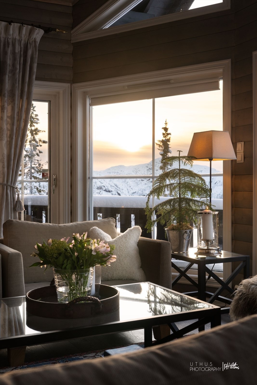 Rikelig med naturlig lysinnslipp fra de store vindusflatene Galleribilde