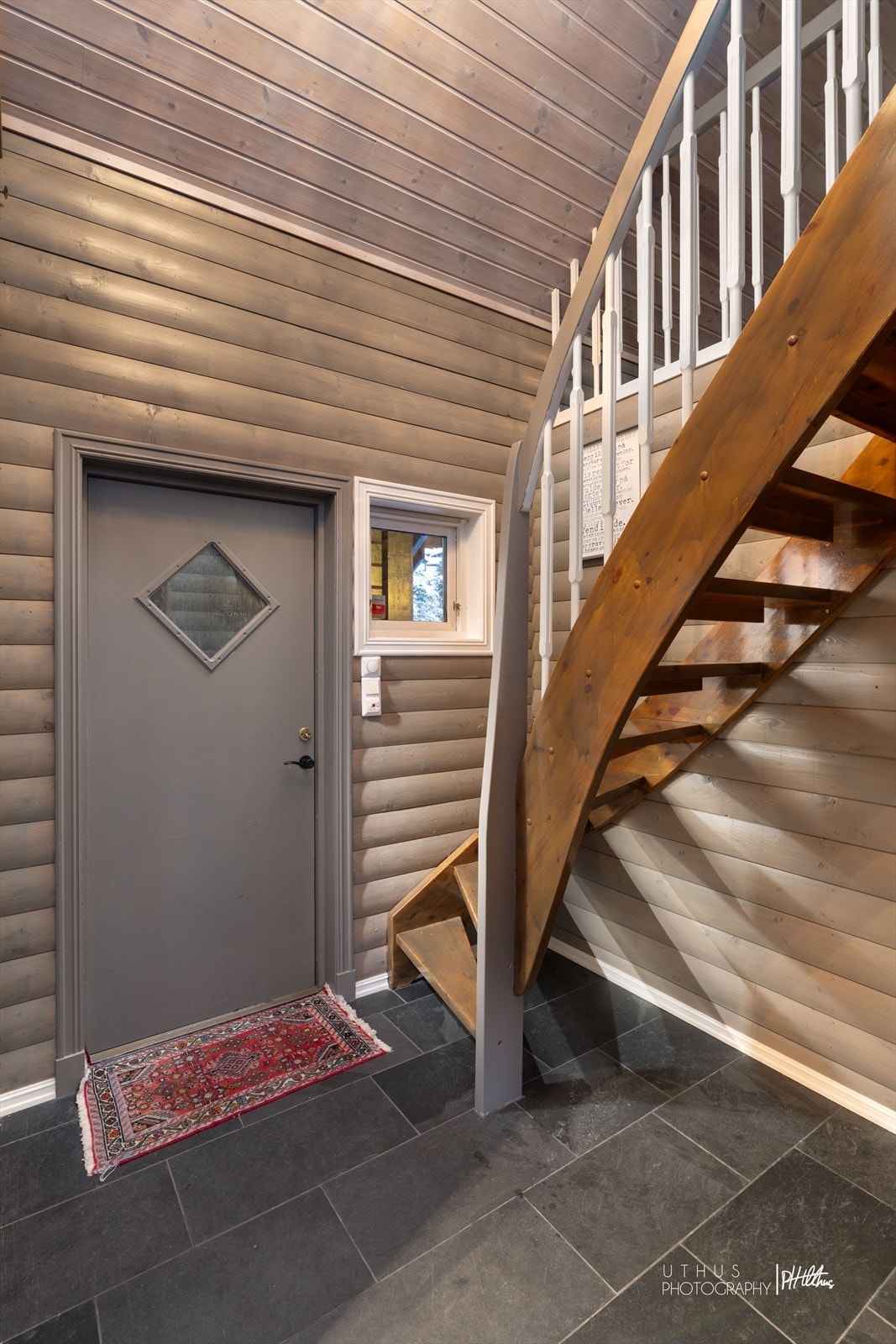 Innbydende entre med flislagt gulv og behagelig gulvvarme Galleribilde