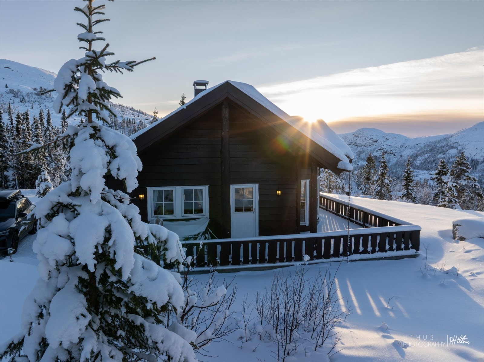 Terrassen omkranser store deler av hytta Galleribilde