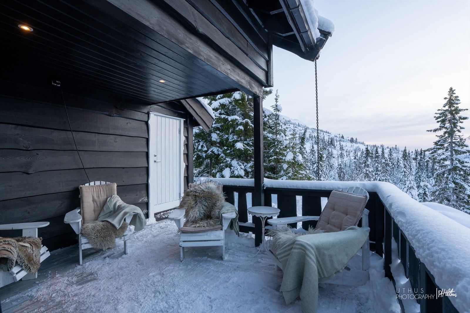 Terrasse på ca 52 kvm med god plass til sittegrupper og bålpanne Galleribilde