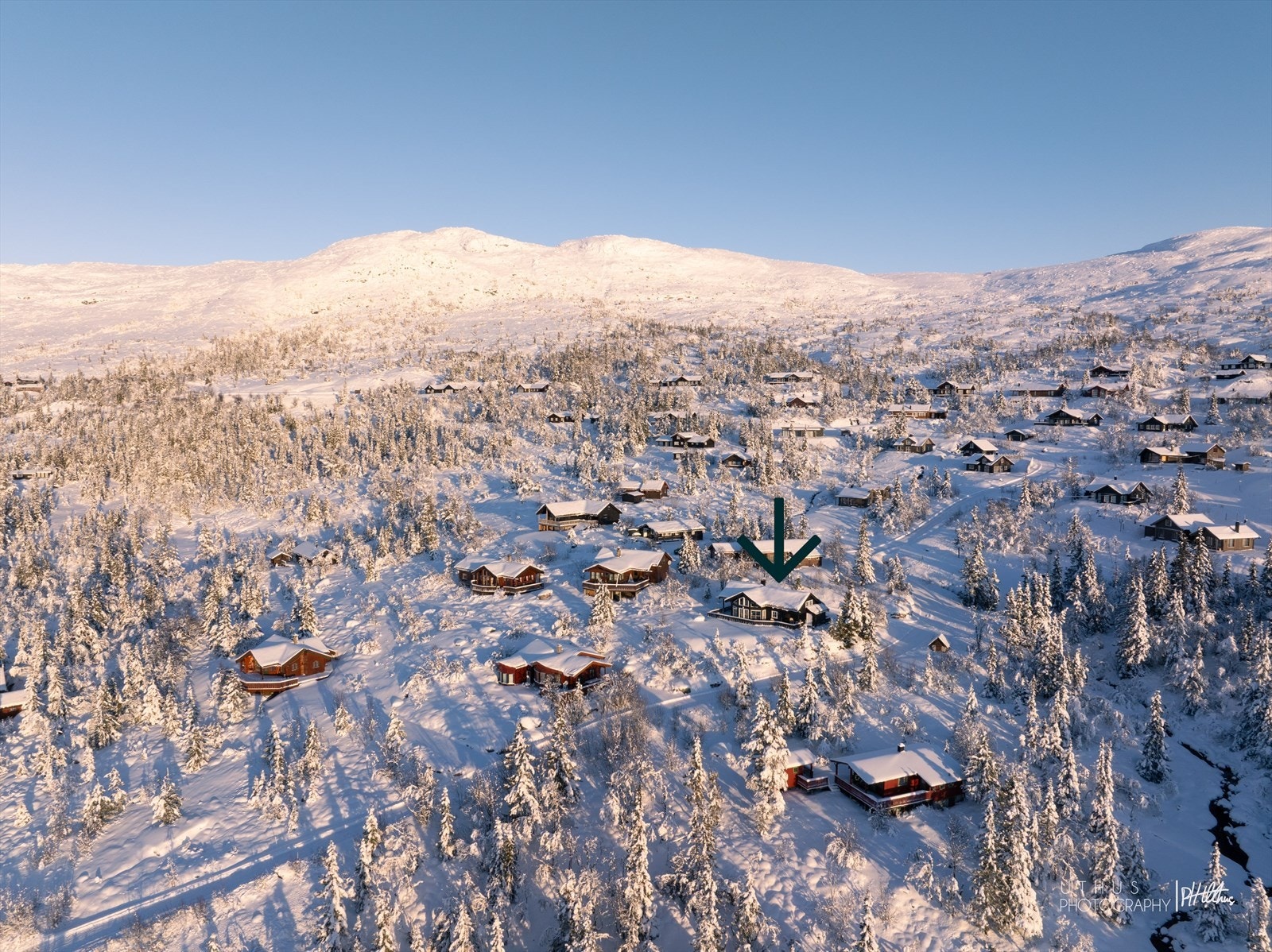 Hytta har en attraktiv beliggenhet i feltet, skjermet av natur samtidig som den har enkel adkomst fra vei Galleribilde