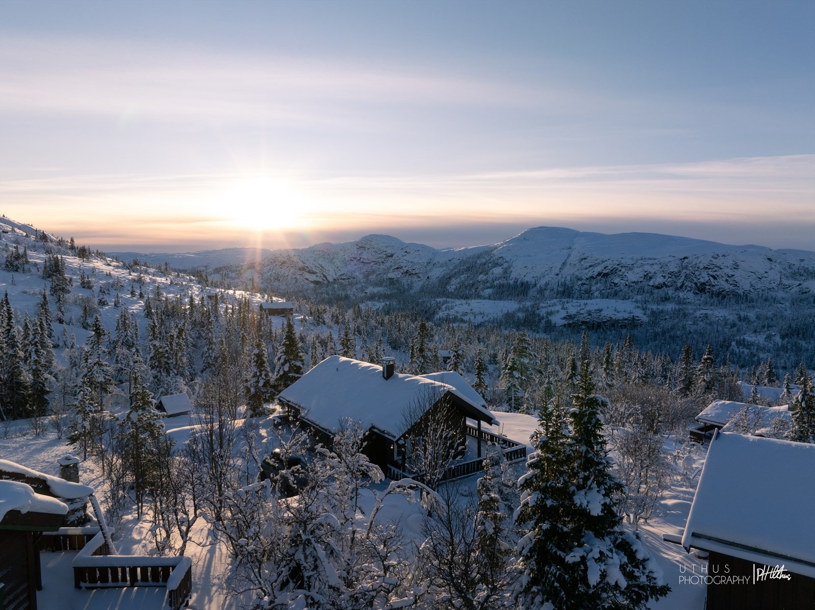 Uforstyrret utsikt til naturskjønne omgivelser - Kristnatten på andre siden av dalen Galleribilde