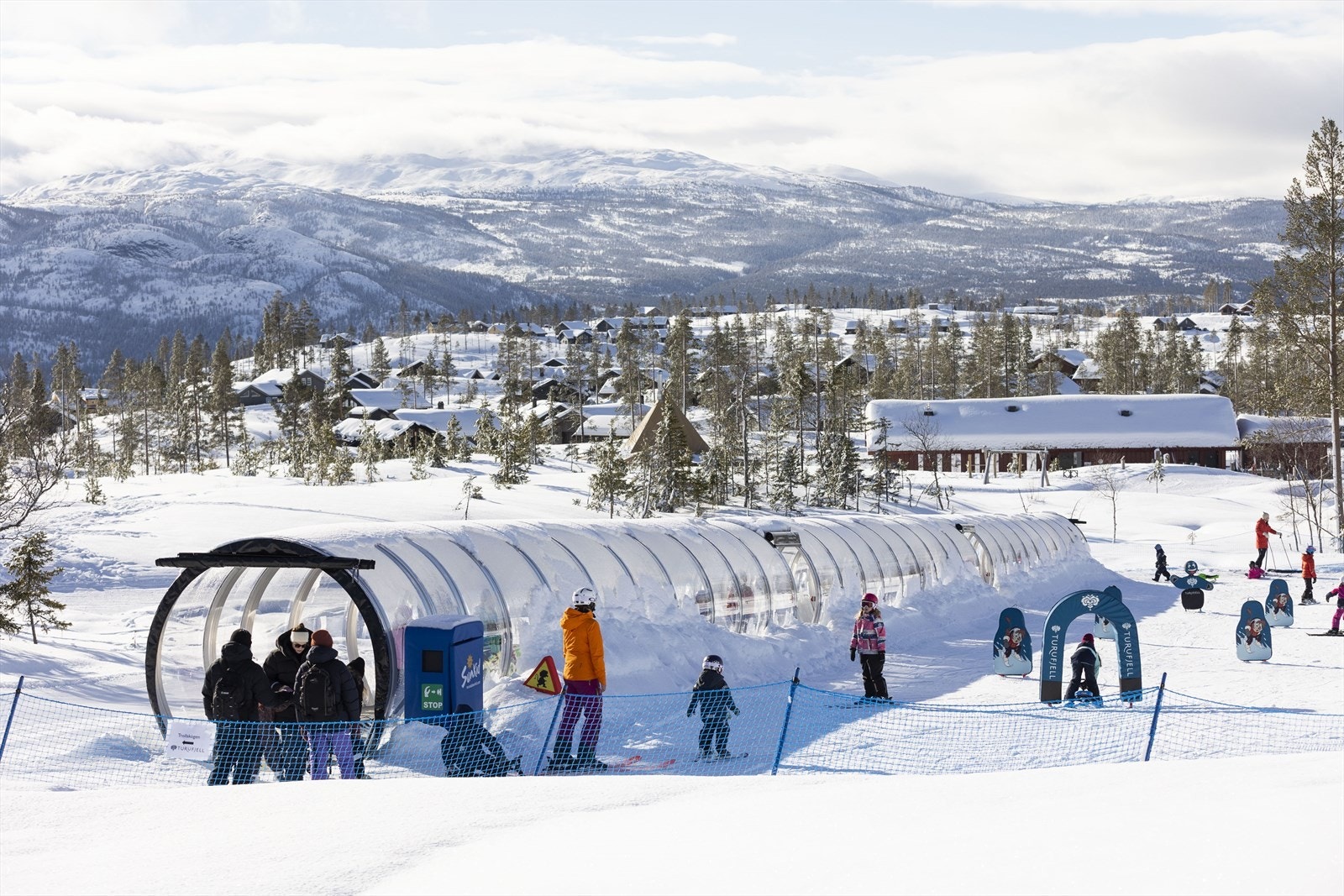 Turufjell Alpinsenter er et moderne og familievennlig skianlegg i Flå, Hallingdal, som byr på et variert alpin tilbud og Turufjell er i tillegg et eldorado på langrenn - perfekt for deg som ønsker en hytte med skiopplevelsene rett utenfor døren Galleribilde
