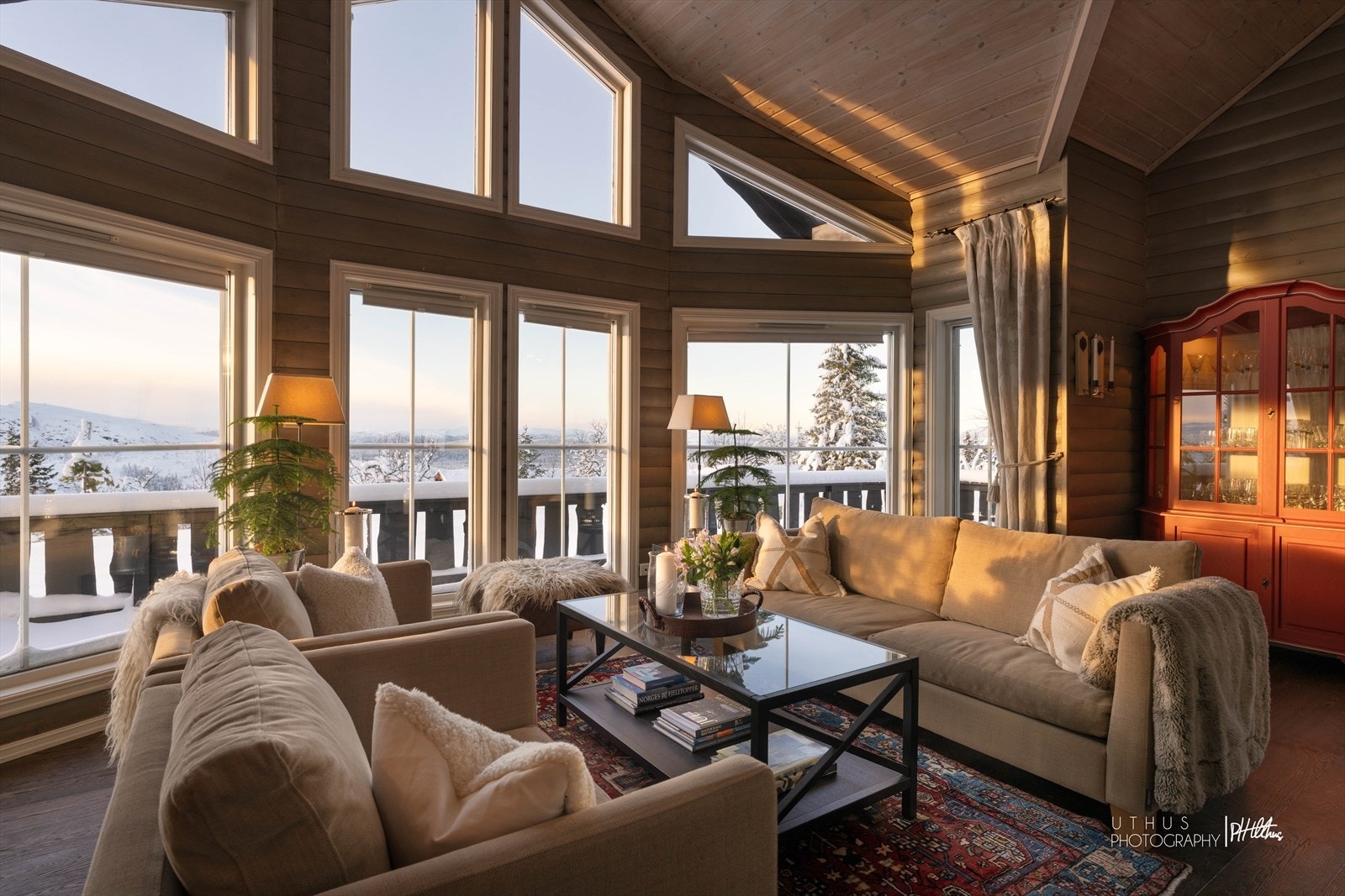 Bestående av stue i åpen planløsning til kjøkken, bad, 2 soverom og 3 hemsrom. Stor terrasse og flere biloppstillingsplasser på egen gårdsplass Galleribilde