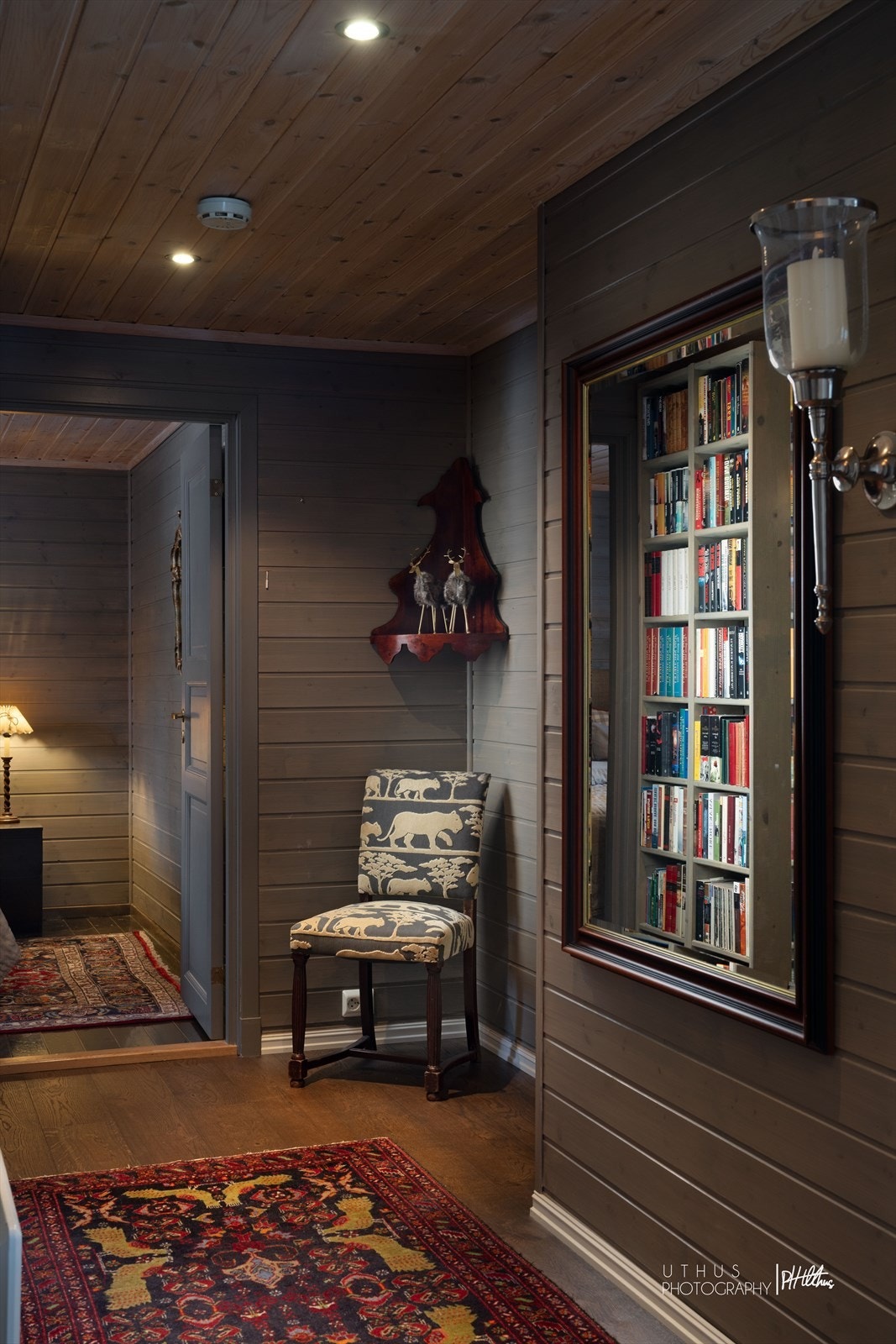 Hytta har en fin utførelse med downlights og skjult el-anlegg Galleribilde