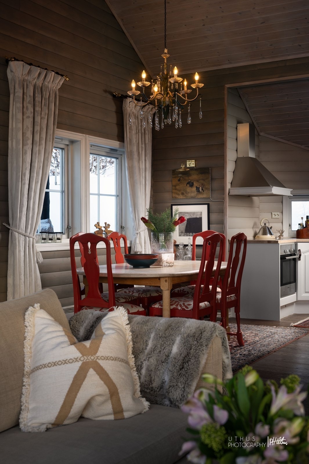 Naturlig plass til spisebord med flere sitteplasser Galleribilde