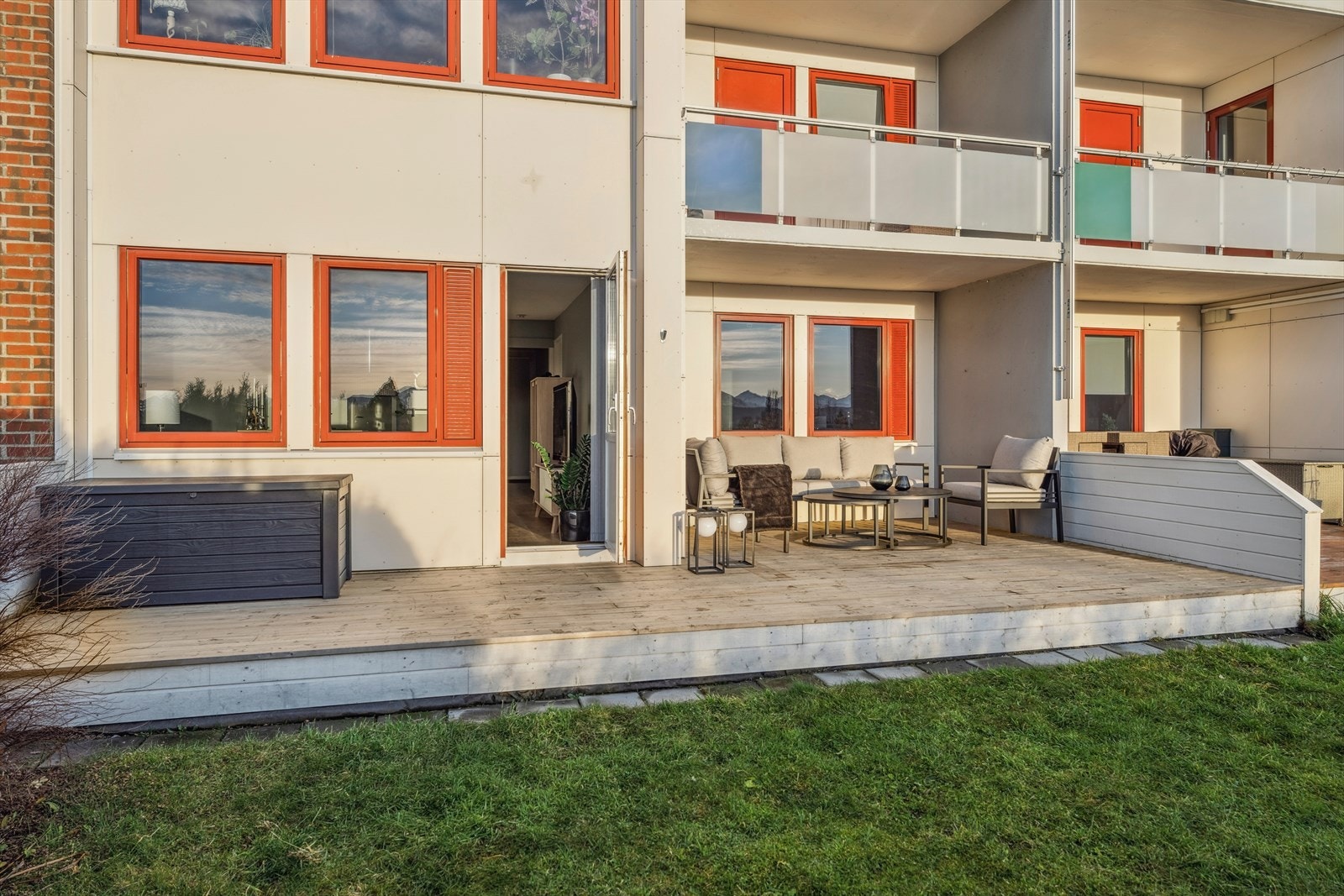 Terrassen er utvidet, og grenser mot fellesarealet med plen. Galleribilde